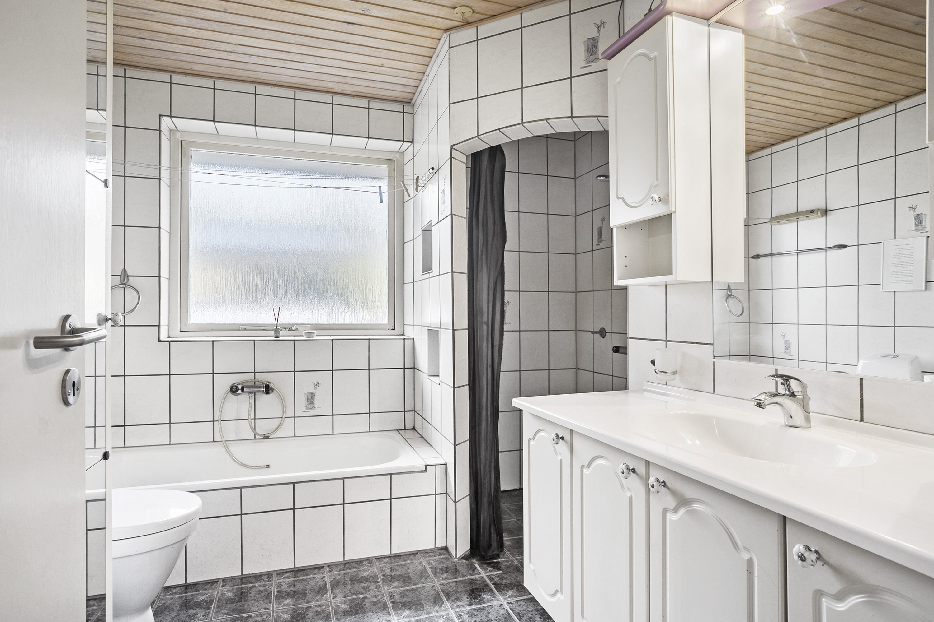 Fremhævet badeværelse billede i fuldskærmstilstand. Billede af Hvide Hus 27, 6580 Vamdrup