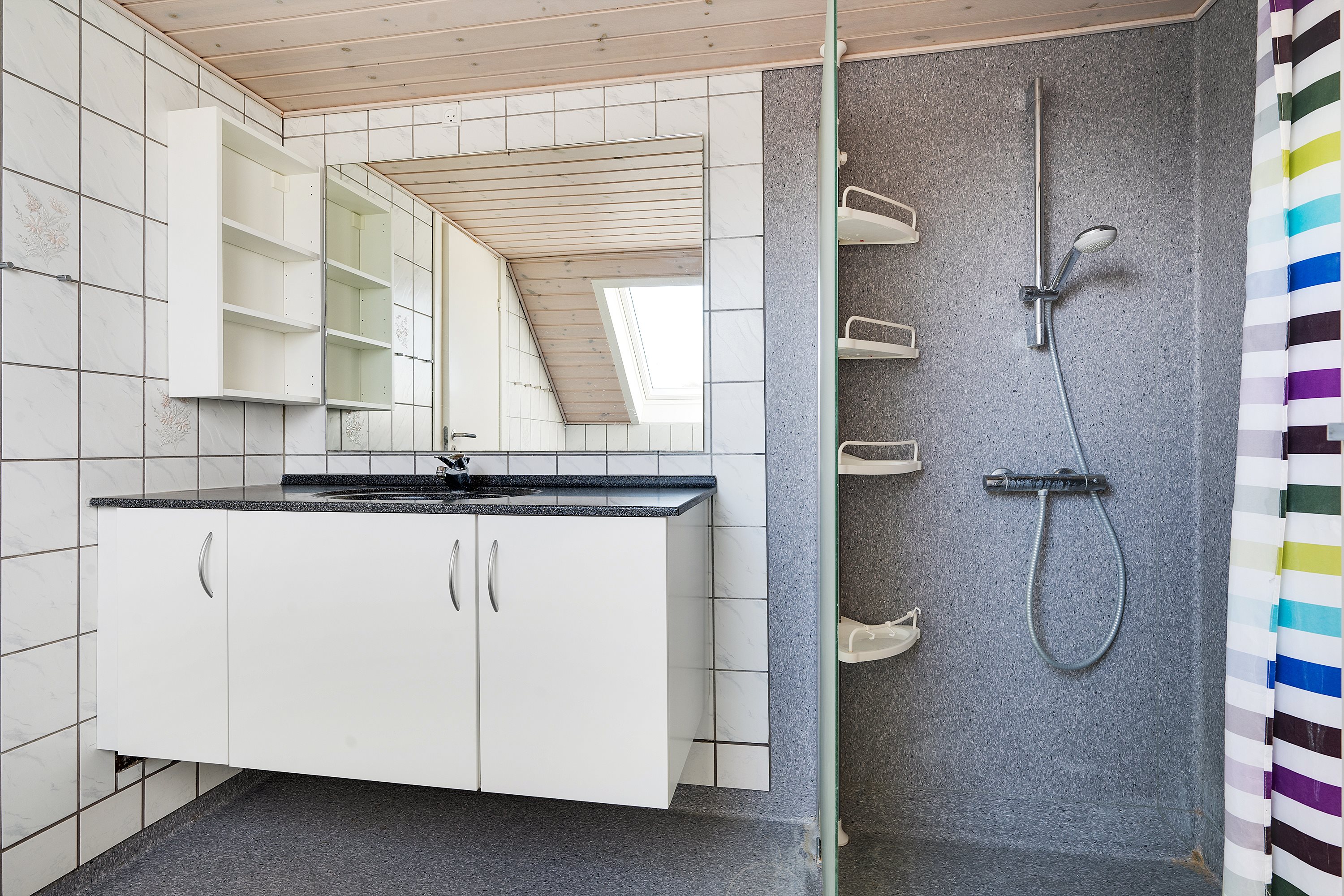 Fremhævet badeværelse billede i fuldskærmstilstand. Billede af Nygade 2H, 8963 Auning