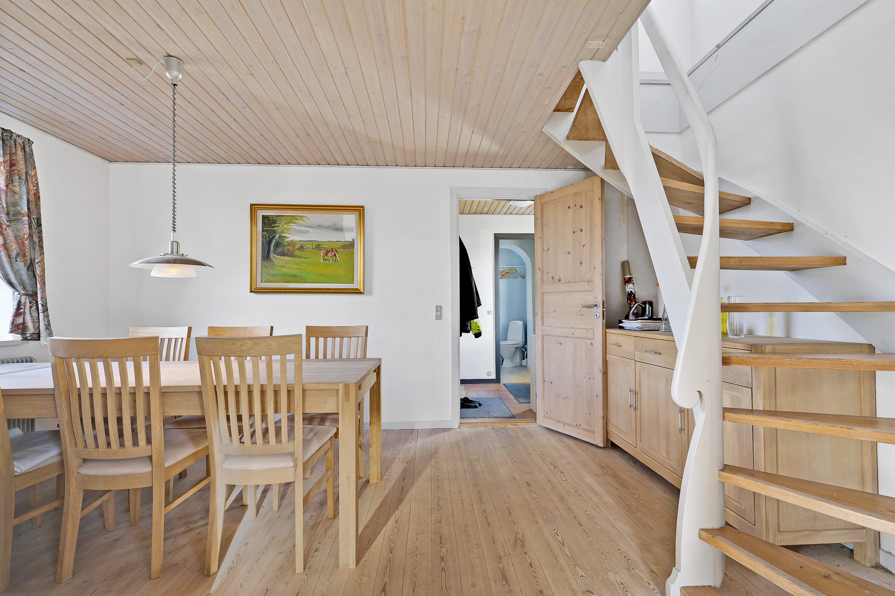 Fremhævet stue billede i fuldskærmstilstand. Billede af Brogårdsvej 2, Balle, 8370 Hadsten