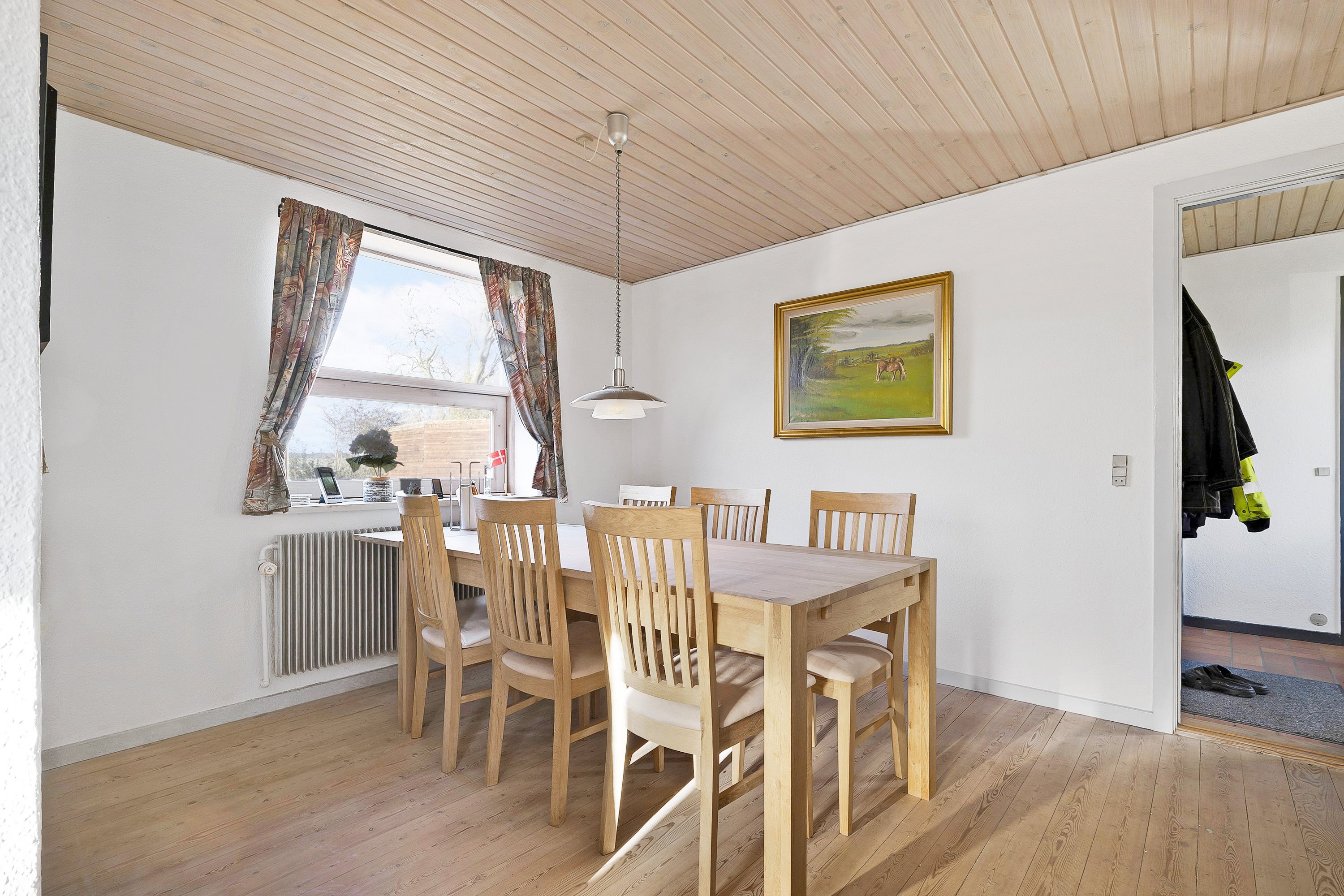 Fremhævet stue billede i fuldskærmstilstand. Billede af Brogårdsvej 2, Balle, 8370 Hadsten