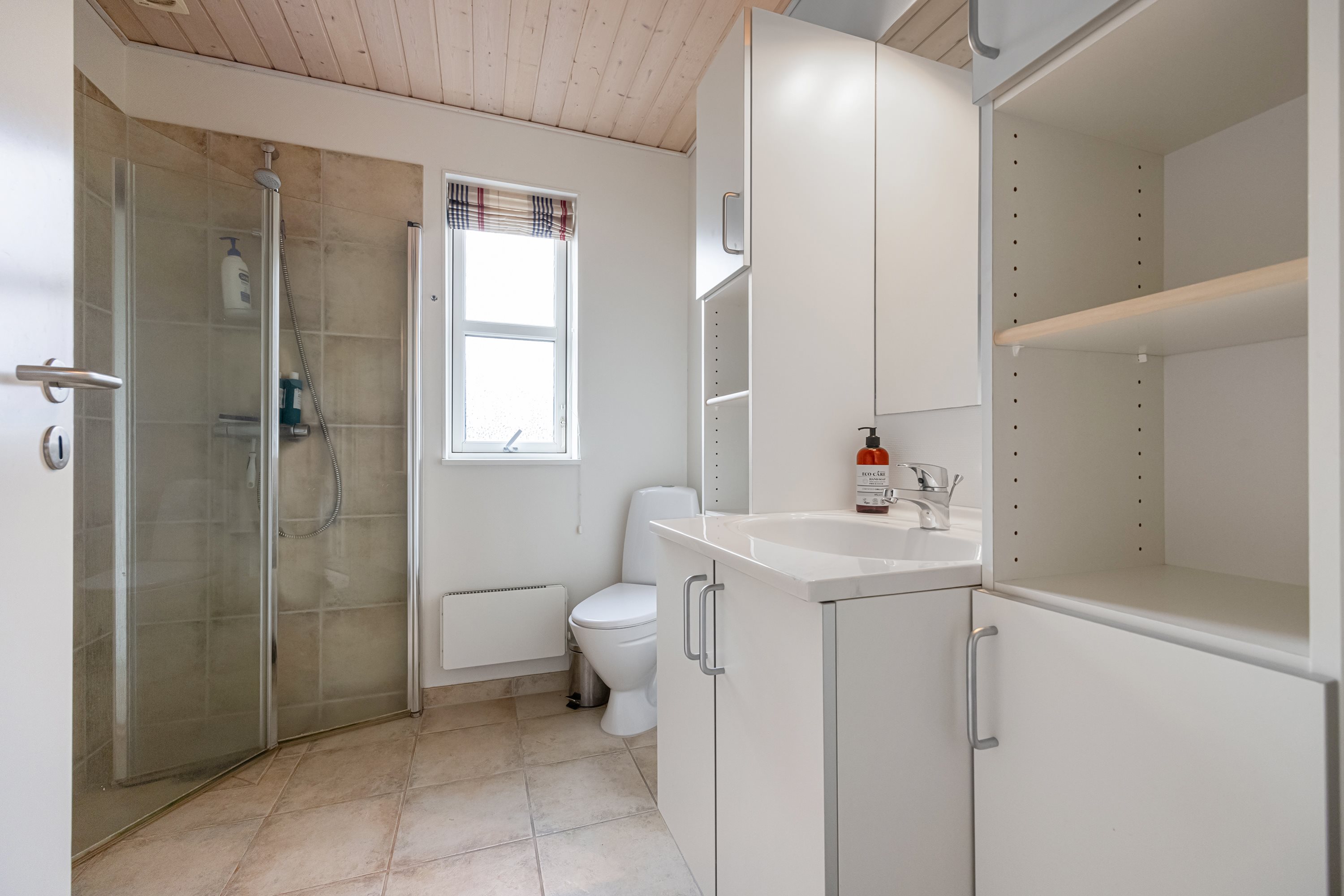 Fremhævet badeværelse billede i fuldskærmstilstand. Billede af Golfvænget 3, Gatten, 9640 Farsø