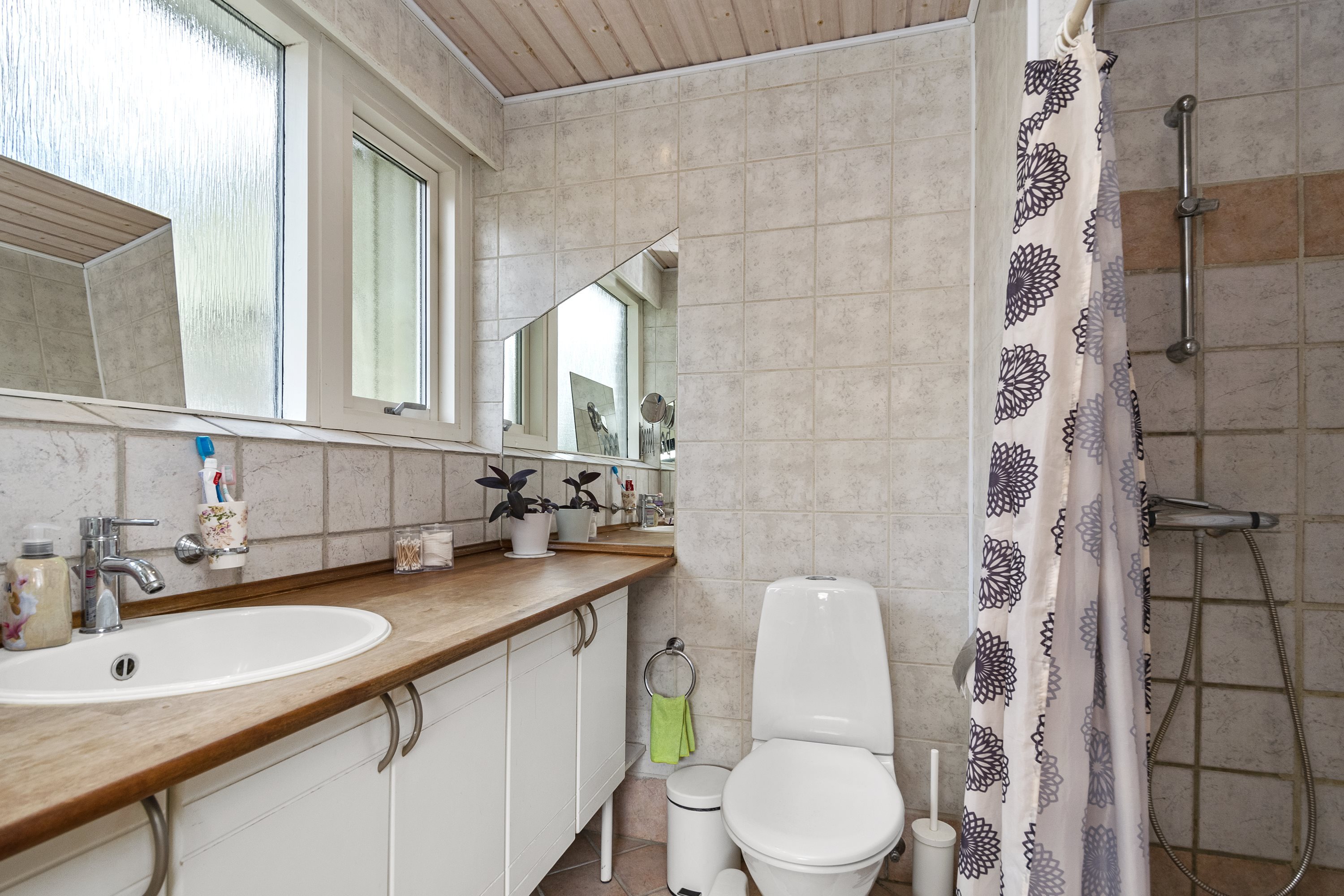 Fremhævet badeværelse billede i fuldskærmstilstand. Billede af Gammelgårdsvej 24, 7321 Gadbjerg