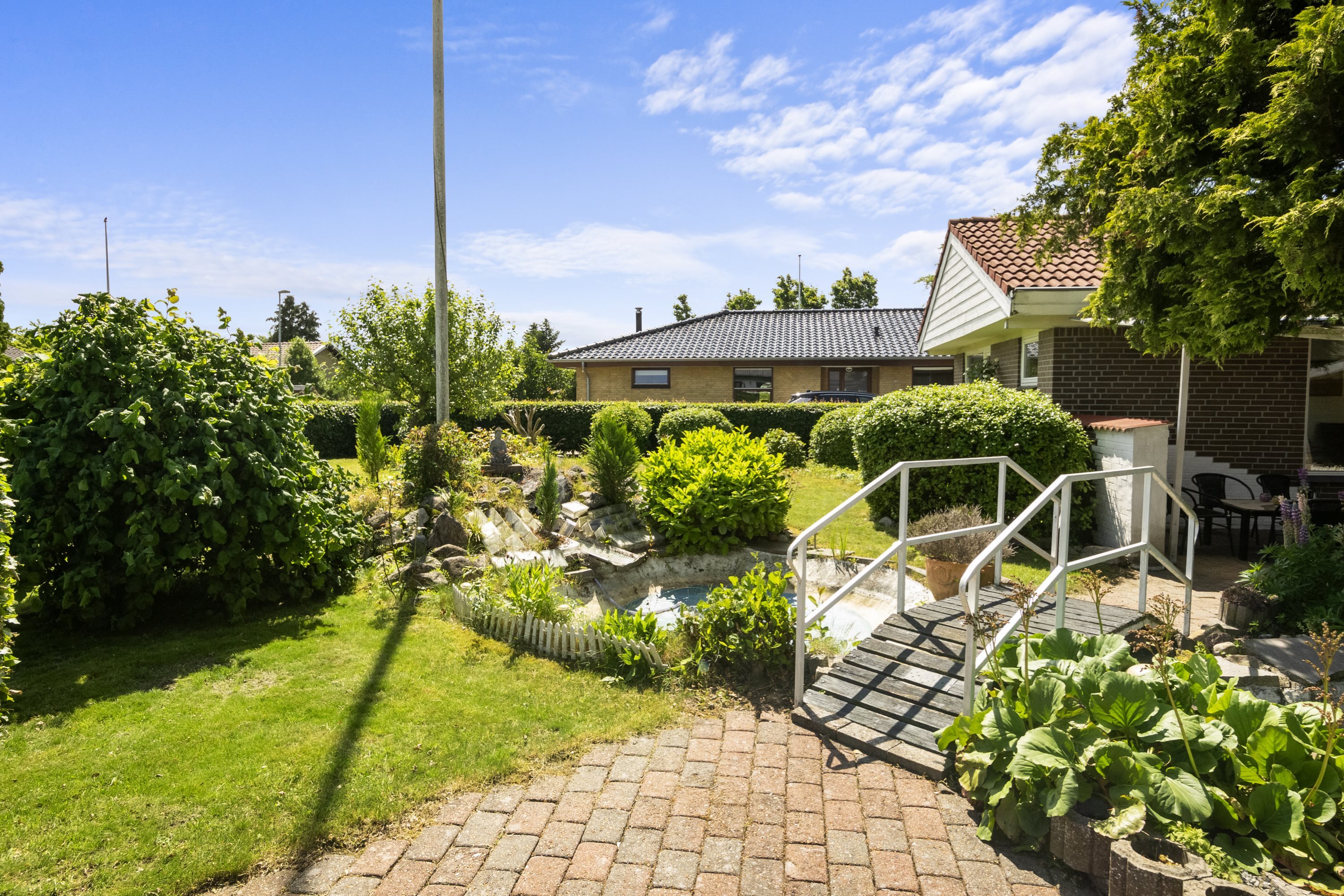 Fremhævet forhave billede i fuldskærmstilstand. Billede af Gammelgårdsvej 24, 7321 Gadbjerg