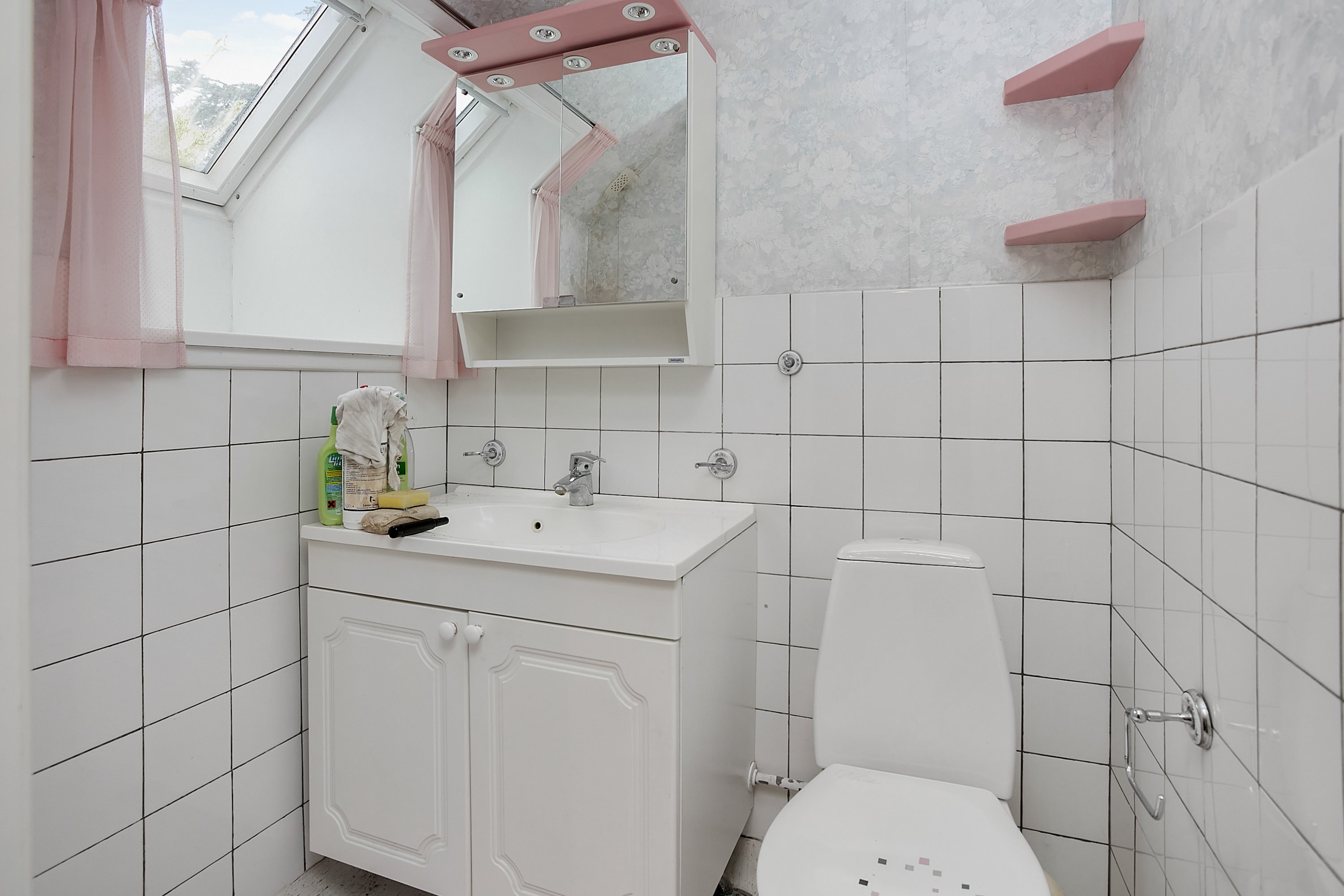 Fremhævet toilet billede i fuldskærmstilstand. Billede af Sønderbakken 9, Glud, 7130 Juelsminde