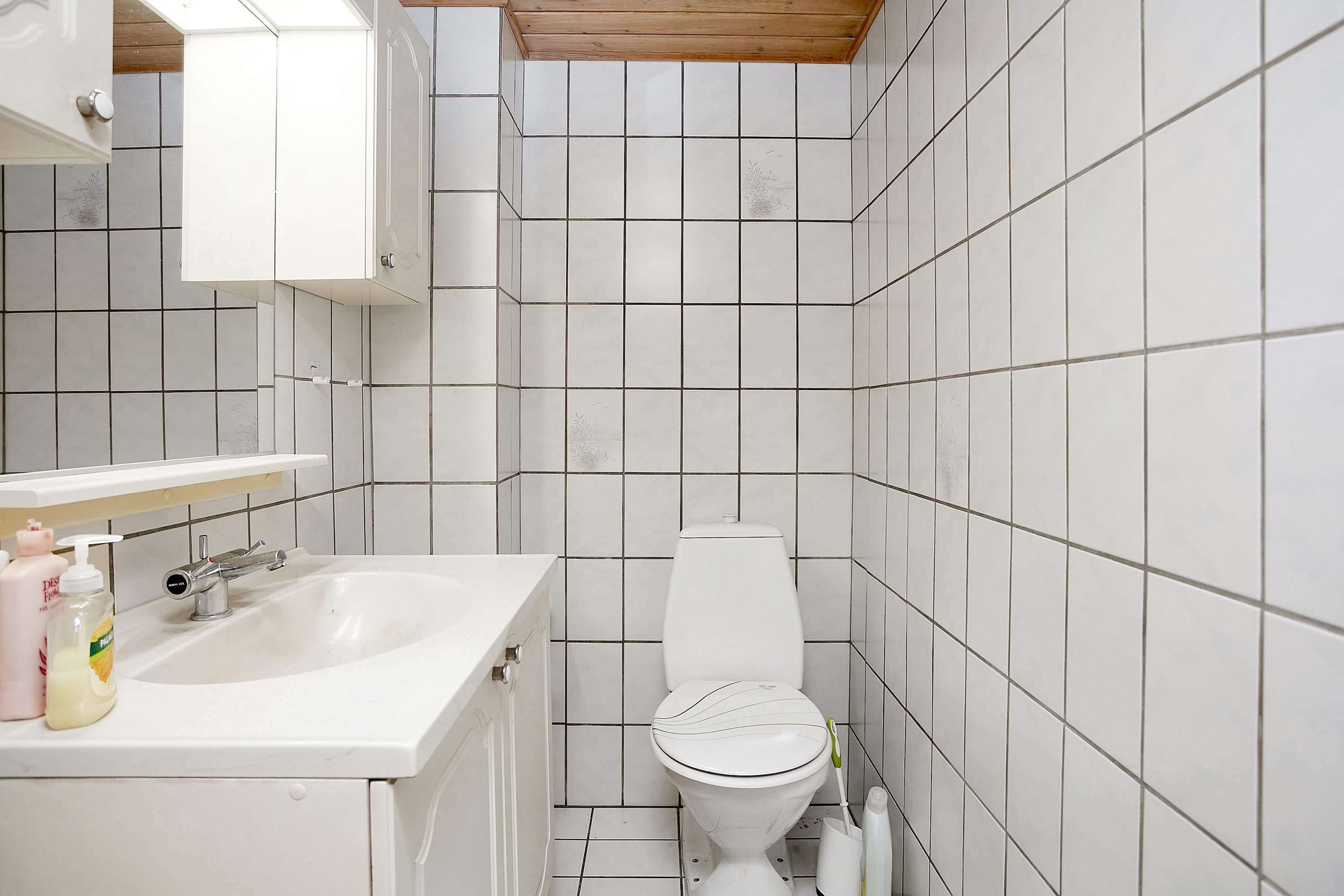 Fremhævet toilet billede i fuldskærmstilstand. Billede af Sønderbakken 9, Glud, 7130 Juelsminde