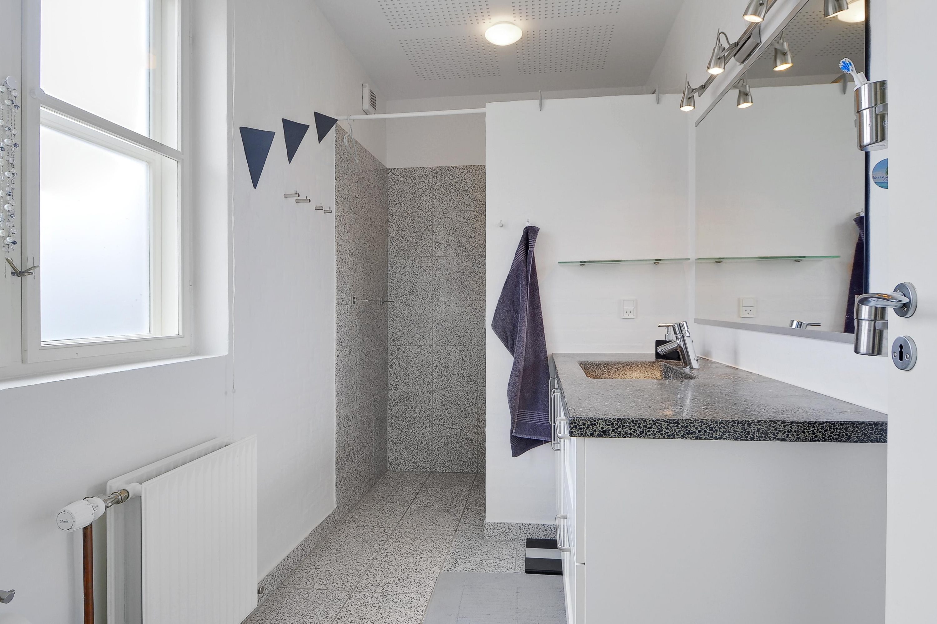 Fremhævet badeværelse billede i fuldskærmstilstand. Billede af Puggaardsgade 7C, 6760 Ribe