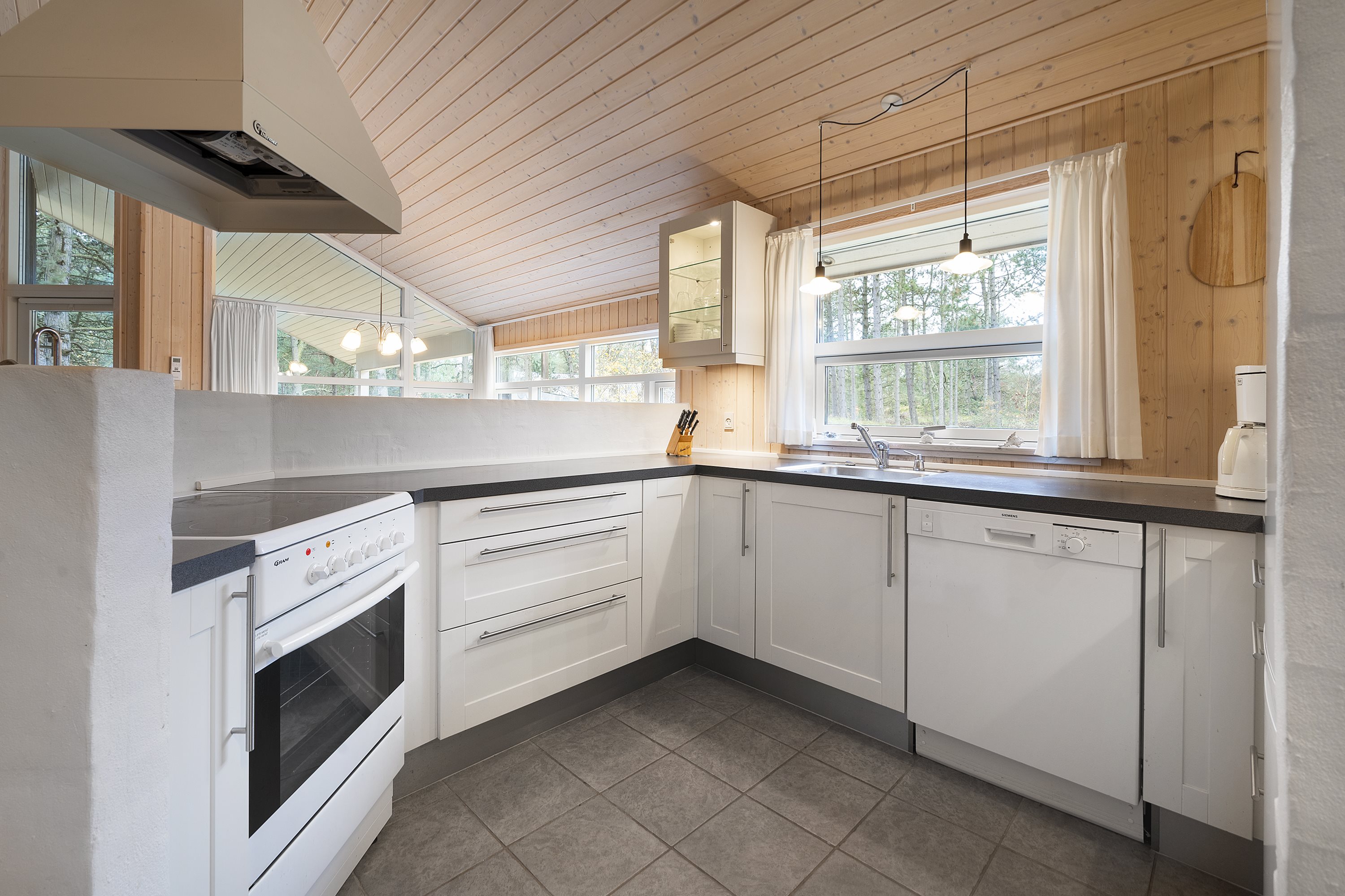 Fremhævet køkken billede i fuldskærmstilstand. Billede af Sortebærvej 26, Fuglsang Str, 8500 Grenaa