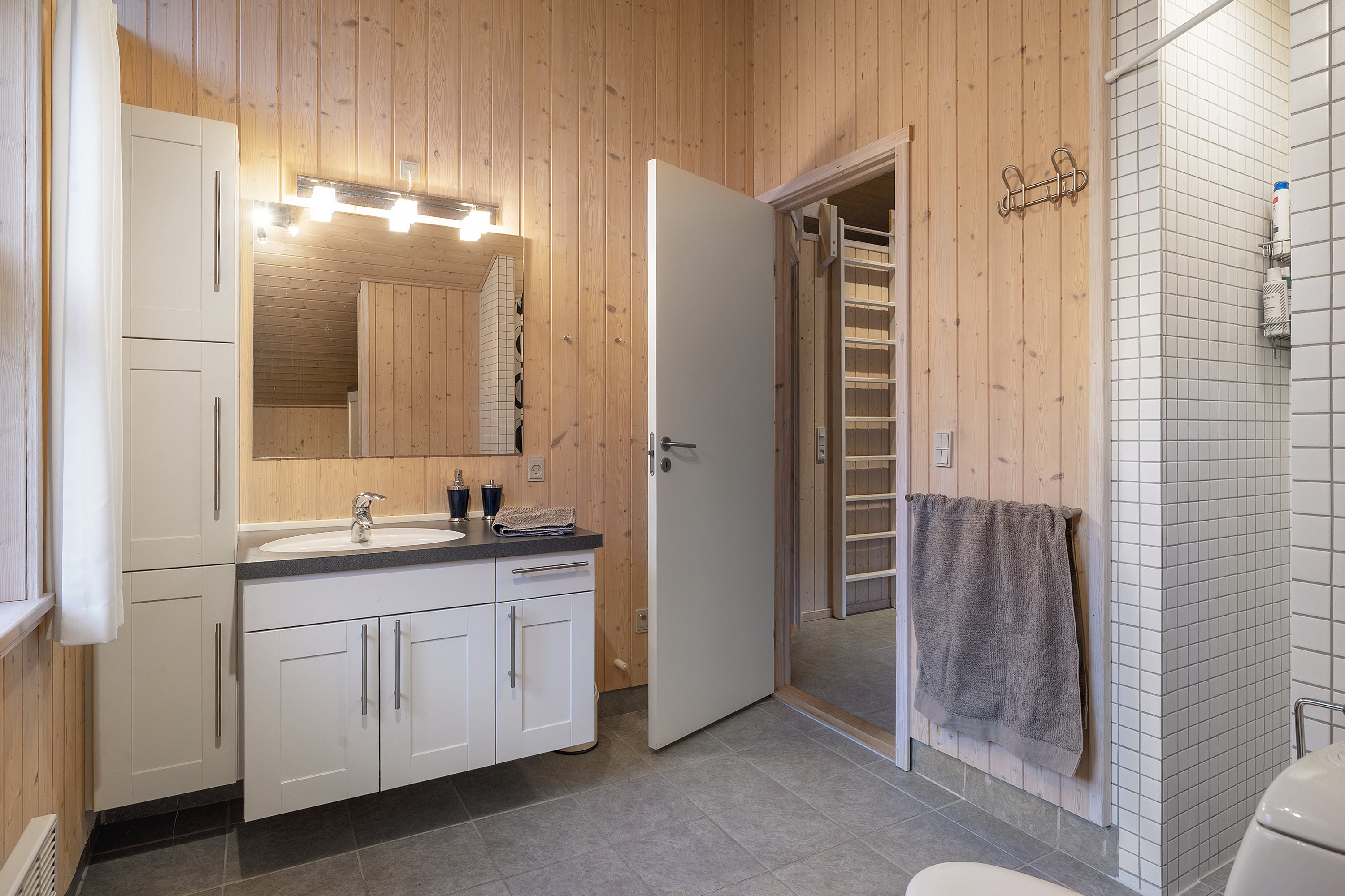 Fremhævet badeværelse billede i fuldskærmstilstand. Billede af Sortebærvej 26, Fuglsang Str, 8500 Grenaa