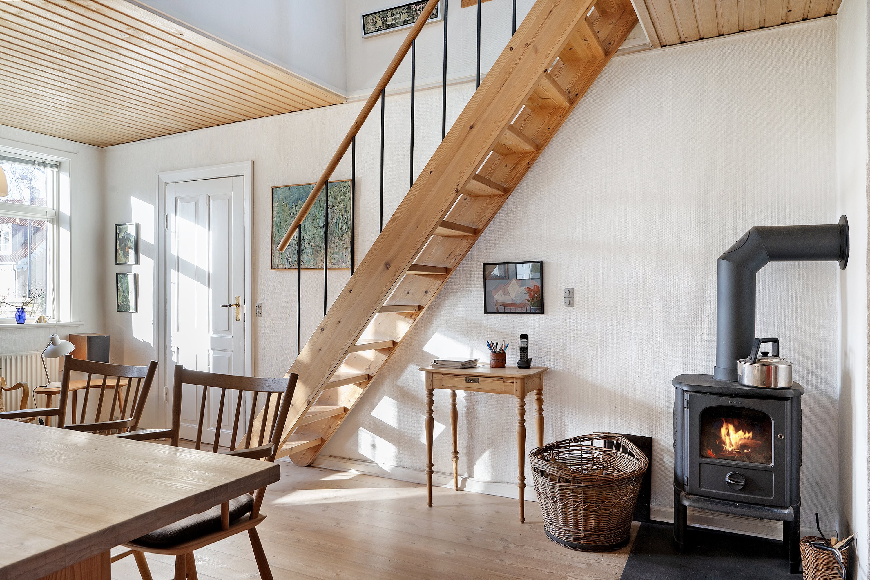 Fremhævet stue billede i fuldskærmstilstand. Billede af Holmbjergvej 83, Knebelbro, 8420 Knebel