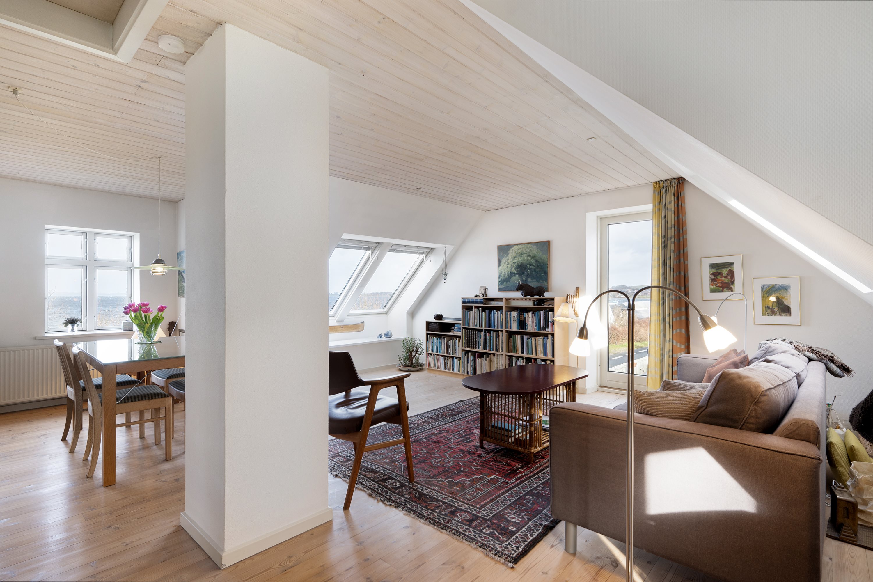 Fremhævet stue billede i fuldskærmstilstand. Billede af Holmbjergvej 83, Knebelbro, 8420 Knebel