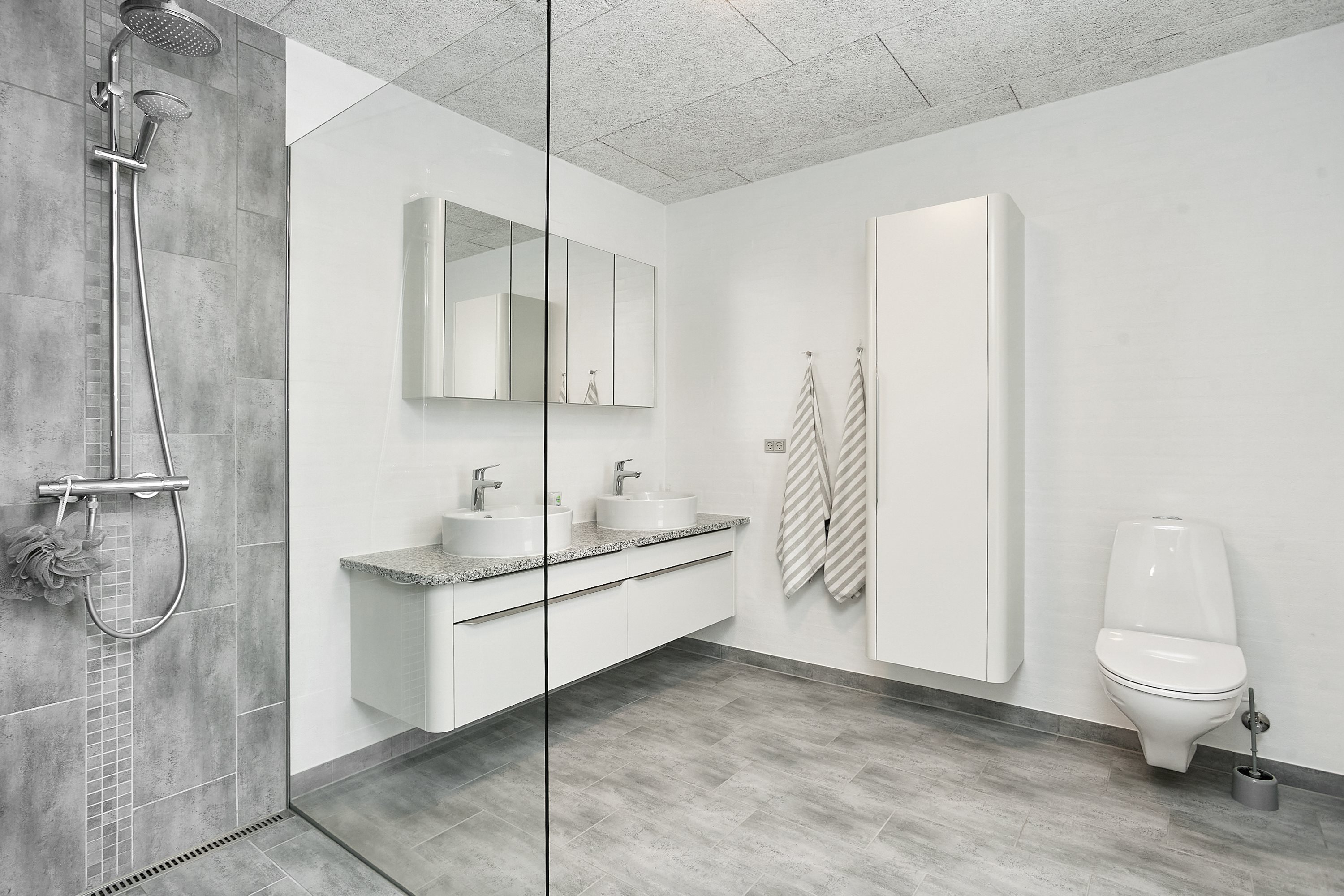 Fremhævet badeværelse billede i fuldskærmstilstand. Billede af Fjordblik 5, Klakring, 7130 Juelsminde