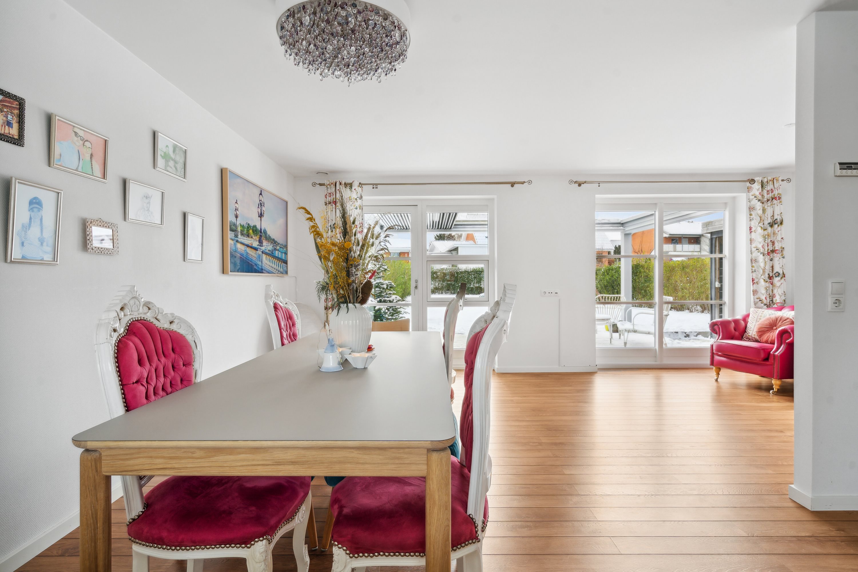 Fremhævet stue billede i fuldskærmstilstand. Billede af Vibevej 1C, 5000 Odense C