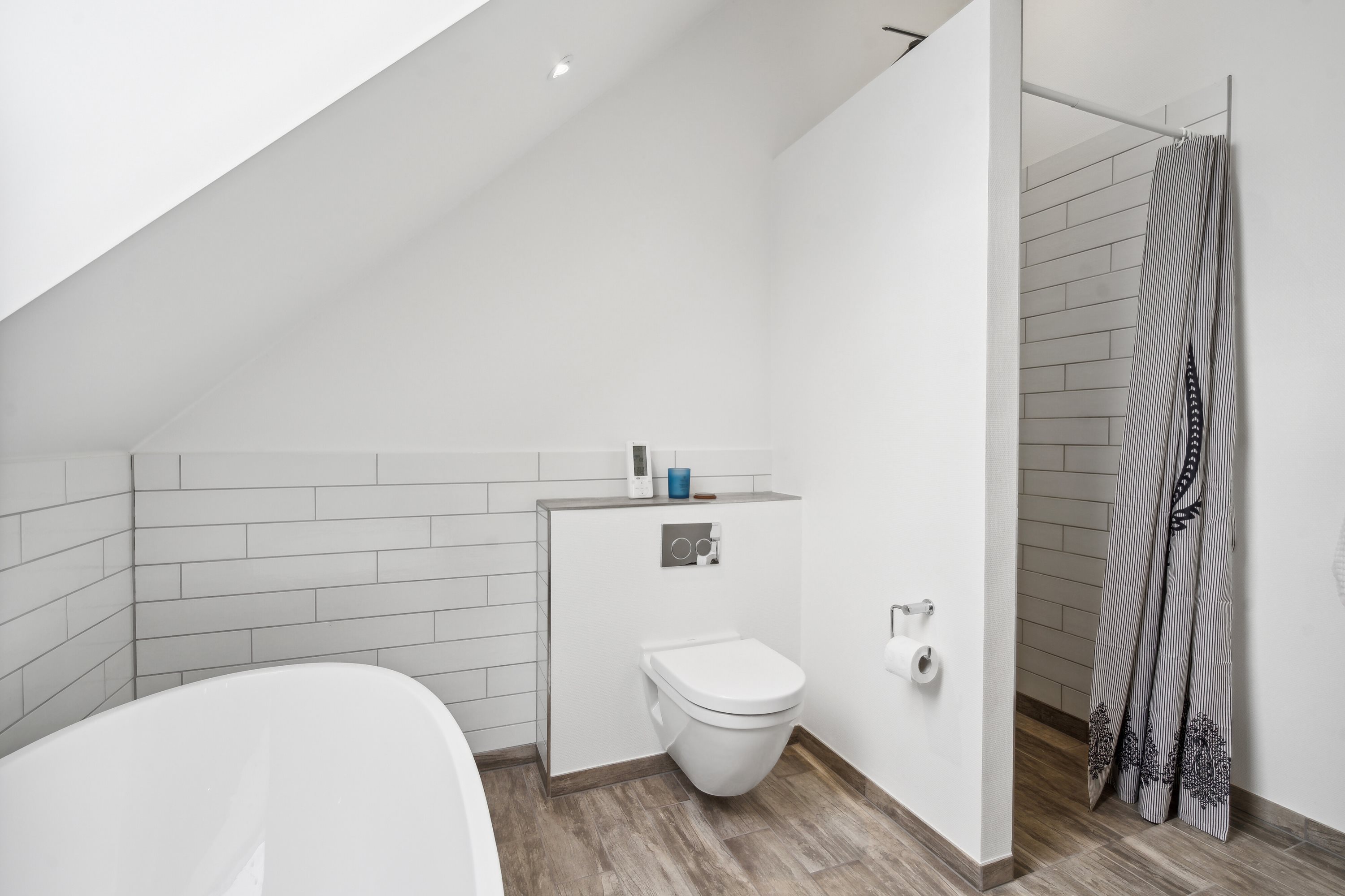 Fremhævet badeværelse billede i fuldskærmstilstand. Billede af Vibevej 1C, 5000 Odense C