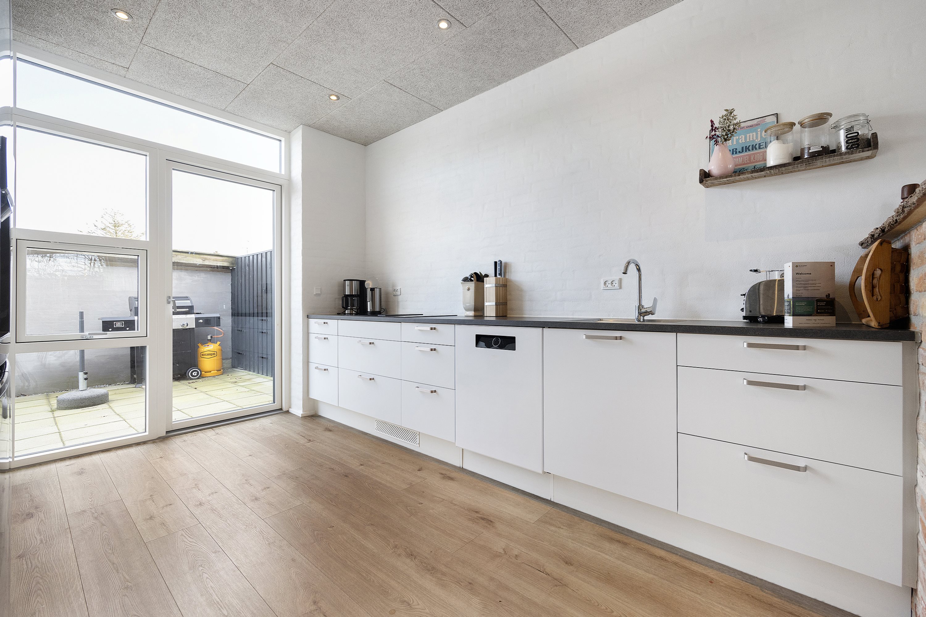 Fremhævet køkken billede i fuldskærmstilstand. Billede af Hunetorpvej 33A, 9492 Blokhus