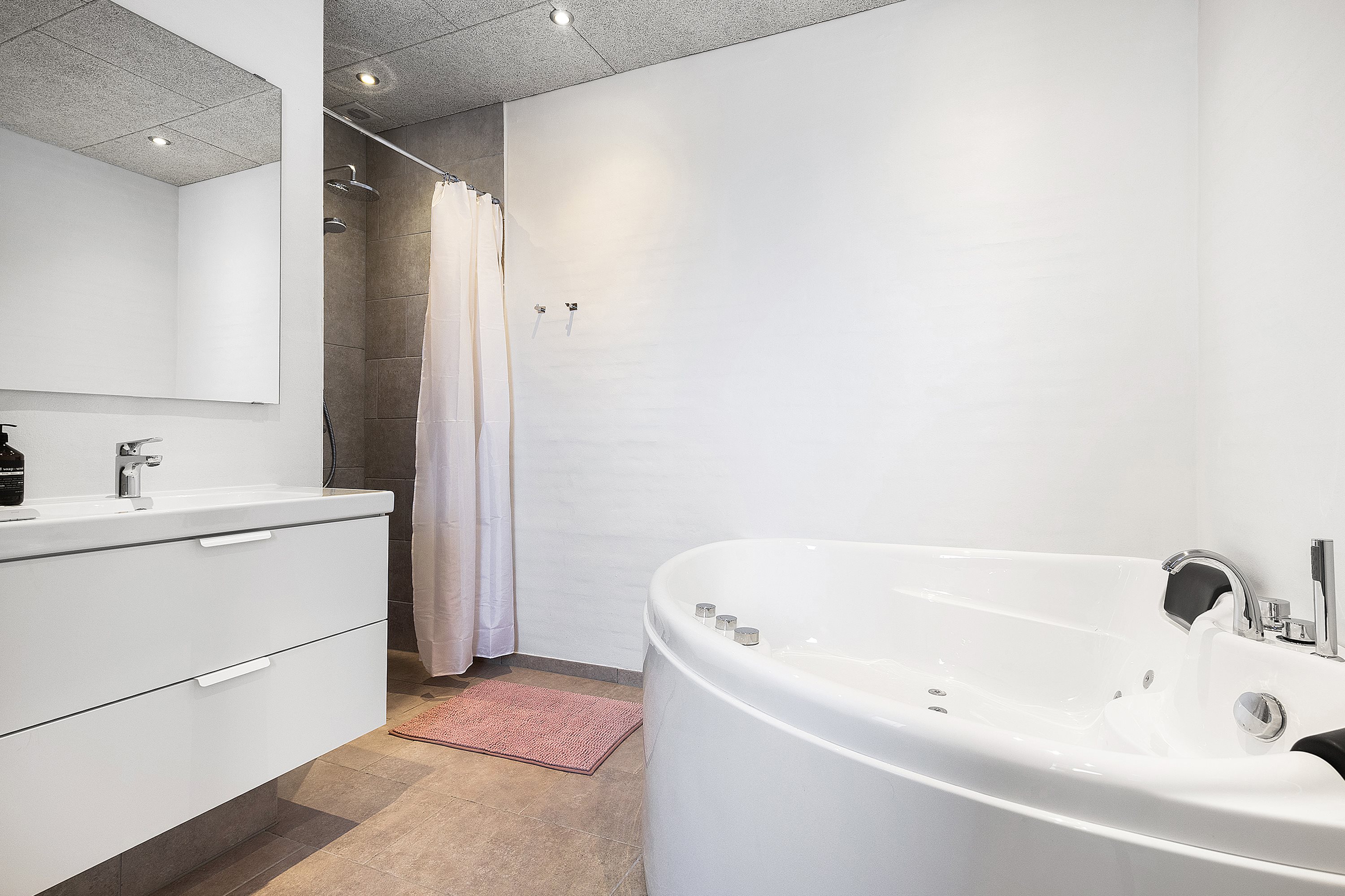 Fremhævet badeværelse billede i fuldskærmstilstand. Billede af Hunetorpvej 33A, 9492 Blokhus