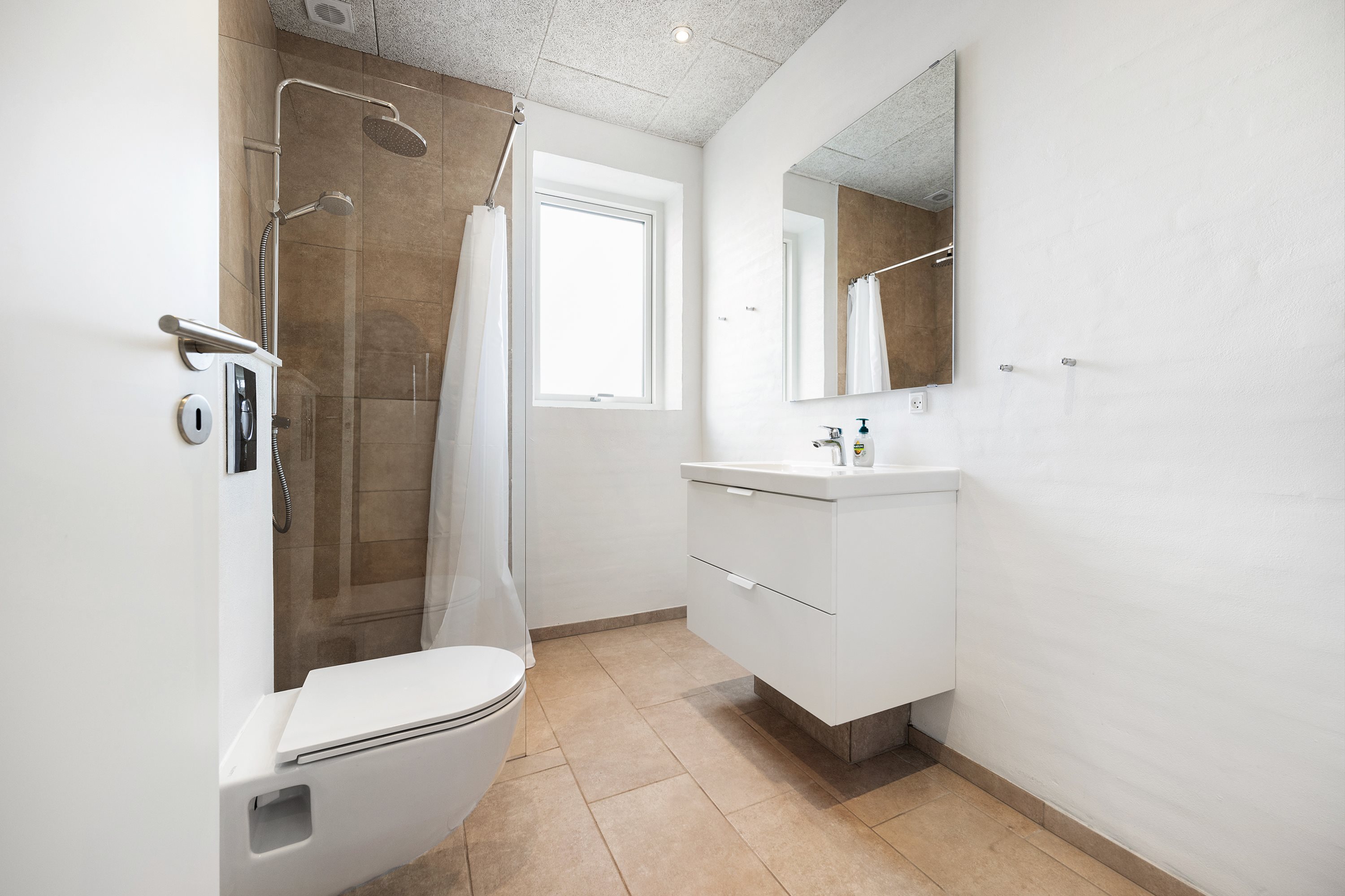 Fremhævet badeværelse billede i fuldskærmstilstand. Billede af Hunetorpvej 33A, 9492 Blokhus