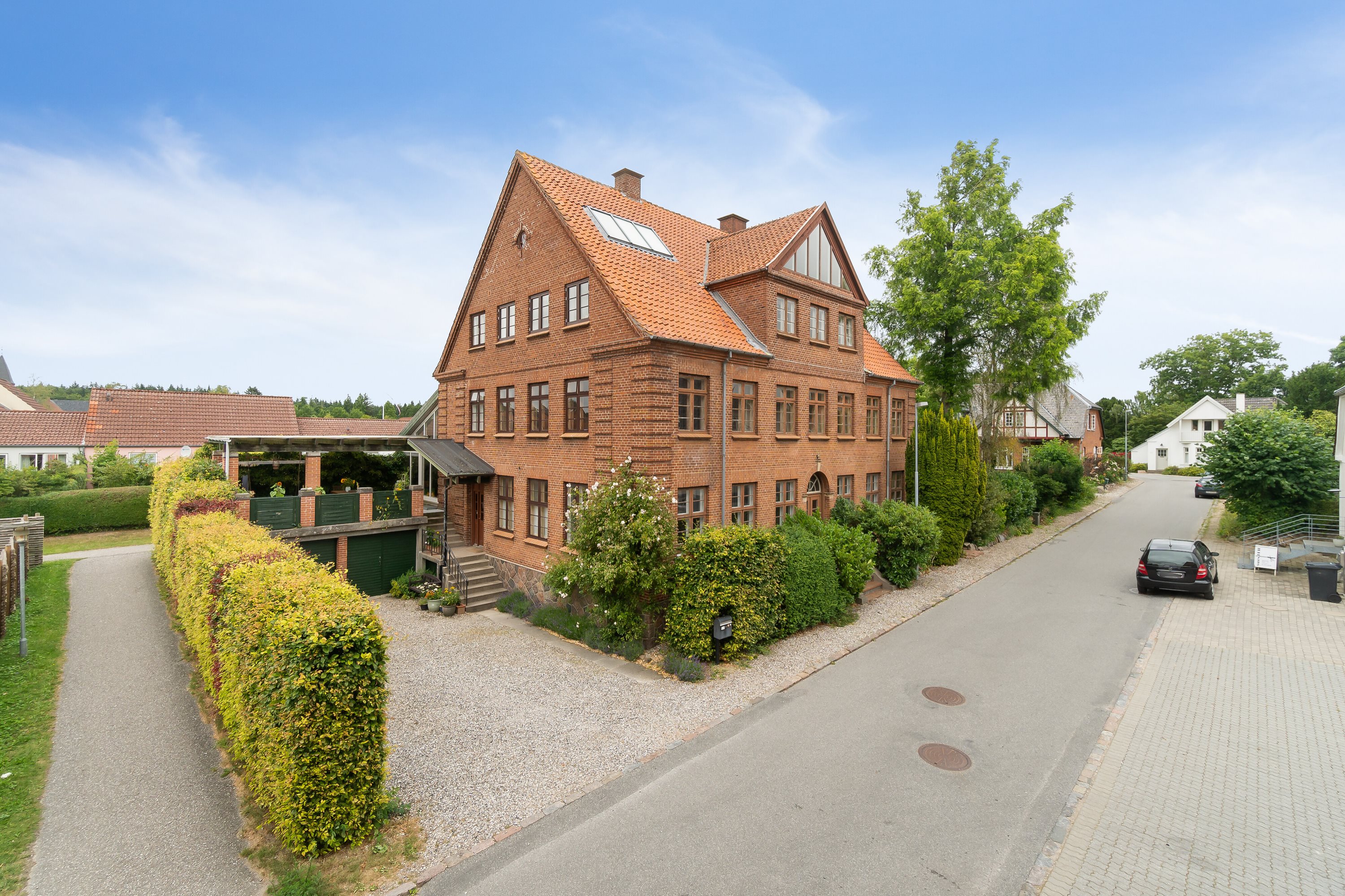 Miniaturebillede 1: set fra vejen. Billede af Skolevej 7, Glamsbjerg by, 5620 Glamsbjerg