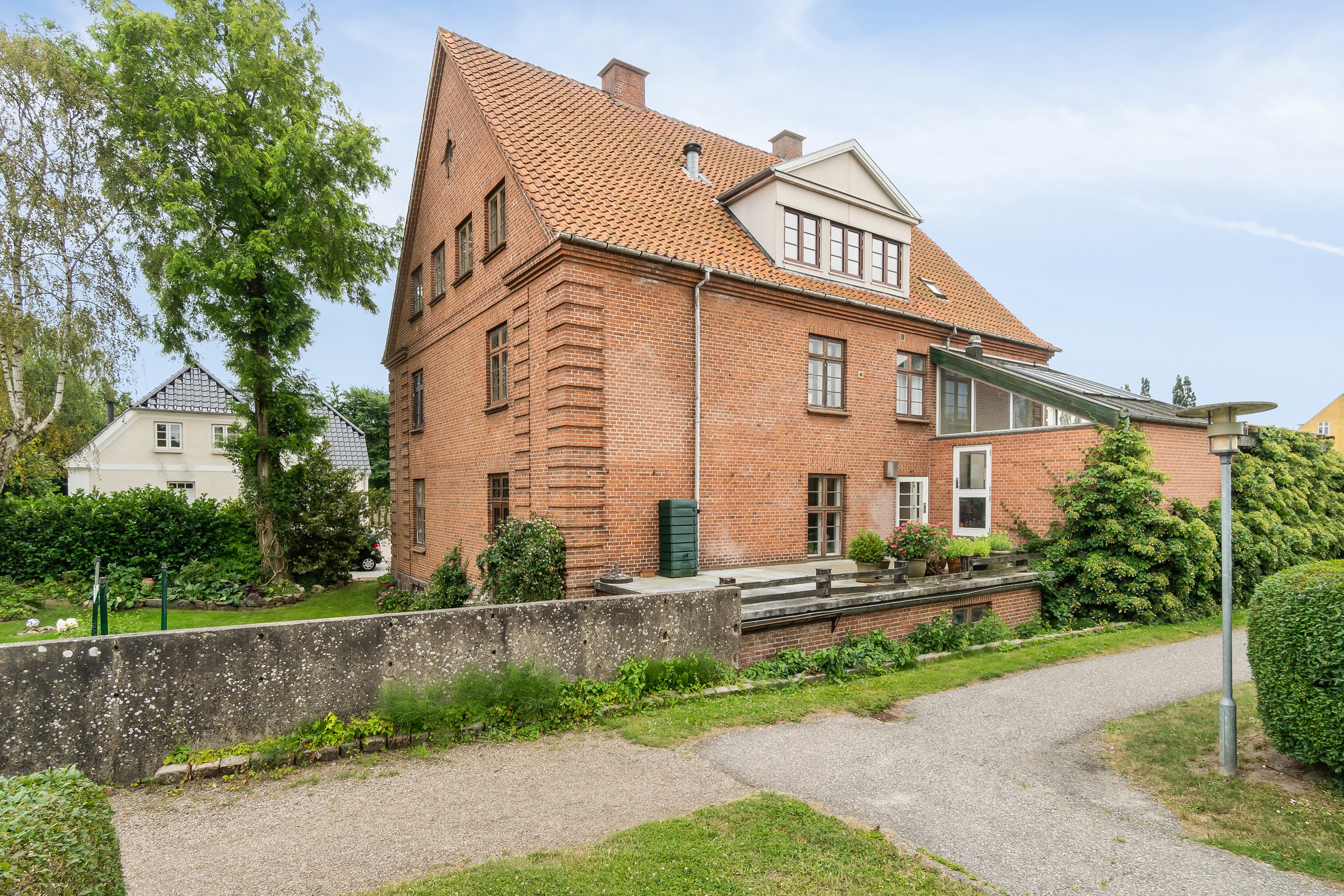 Miniaturebillede 2: set fra vejen. Billede af Skolevej 7, Glamsbjerg by, 5620 Glamsbjerg