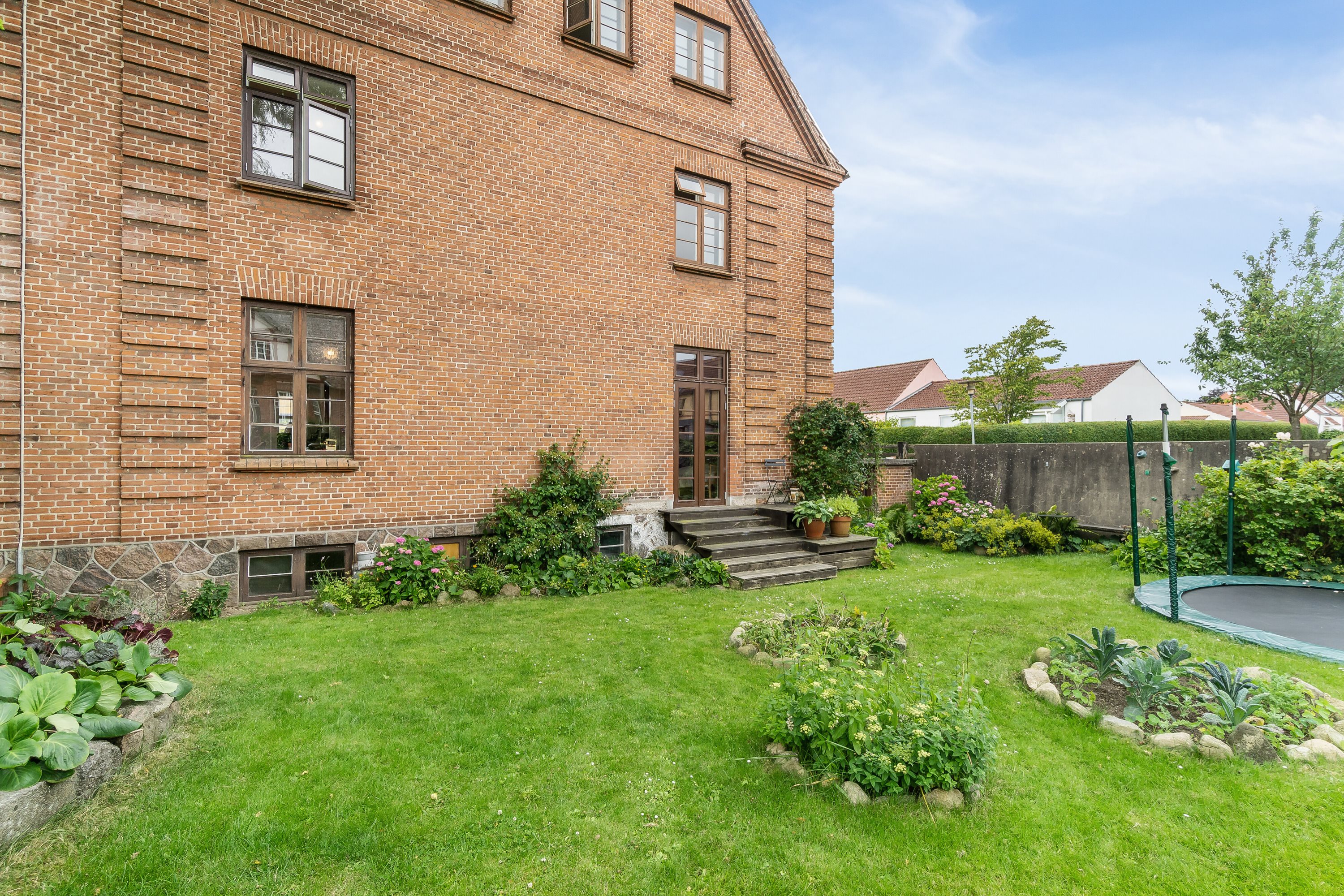 Fremhævet set fra haven billede i fuldskærmstilstand. Billede af Skolevej 7, Glamsbjerg by, 5620 Glamsbjerg