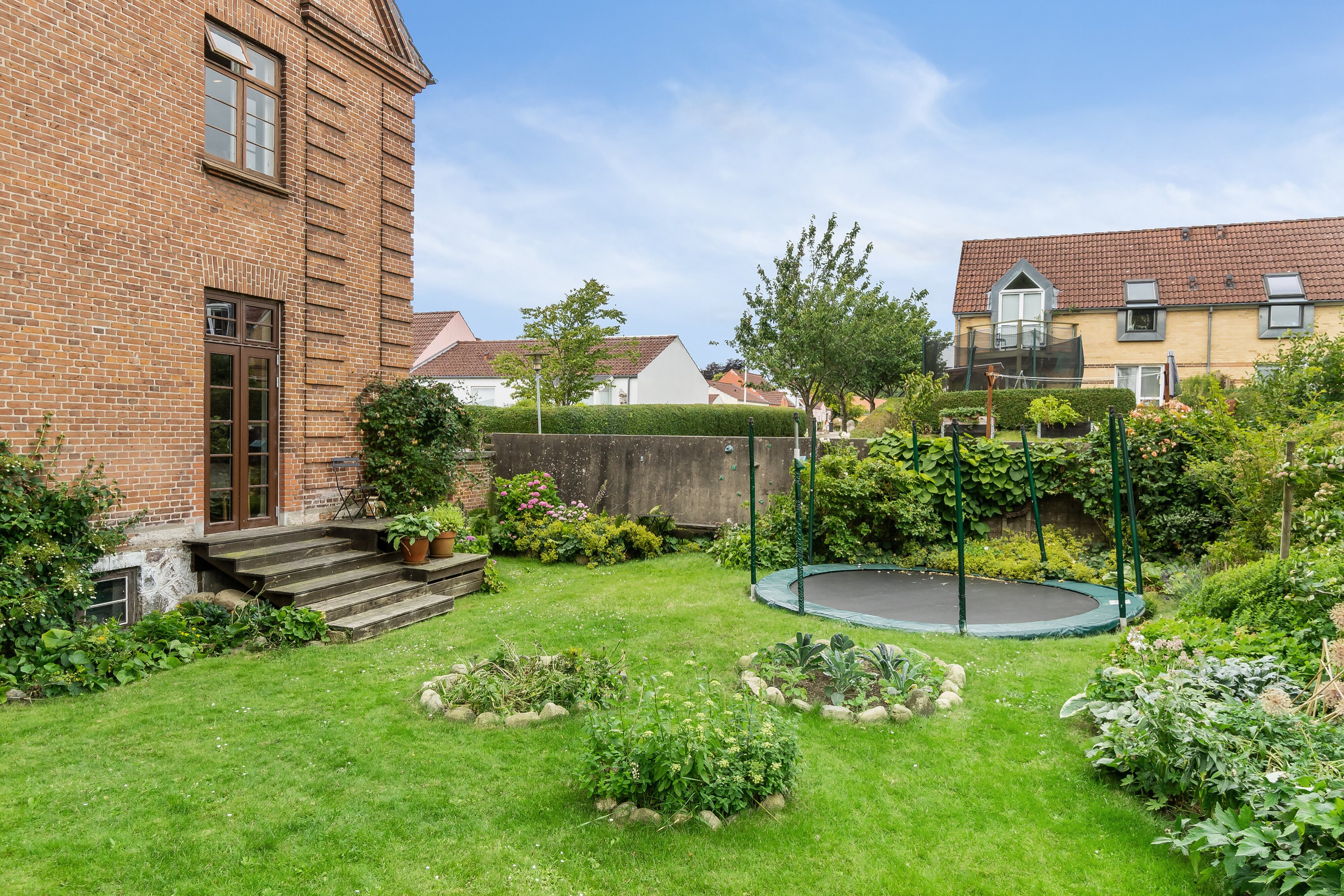 Fremhævet set fra haven billede i fuldskærmstilstand. Billede af Skolevej 7, Glamsbjerg by, 5620 Glamsbjerg