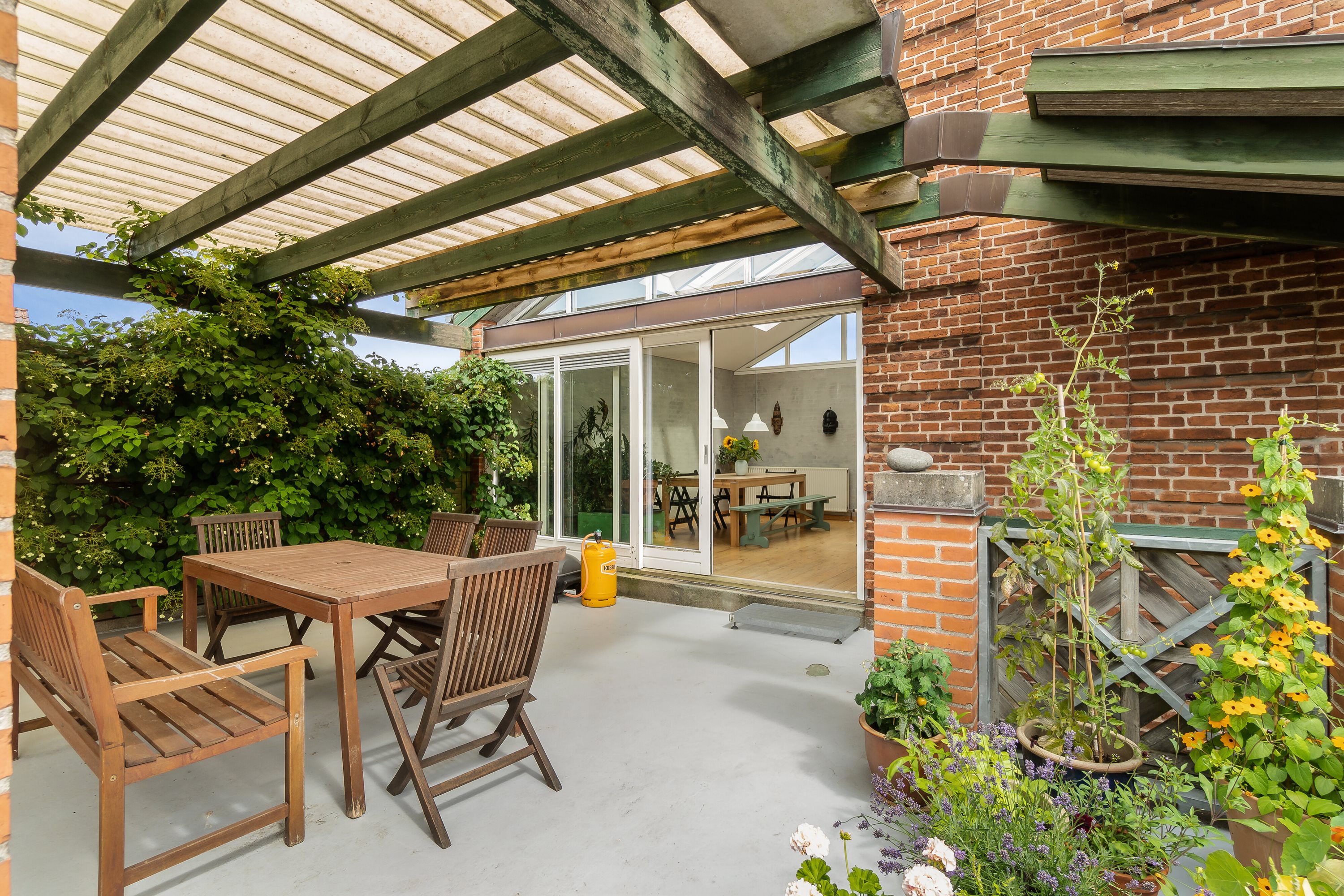 Fremhævet overdækket terrasse billede i fuldskærmstilstand. Billede af Skolevej 7, Glamsbjerg by, 5620 Glamsbjerg