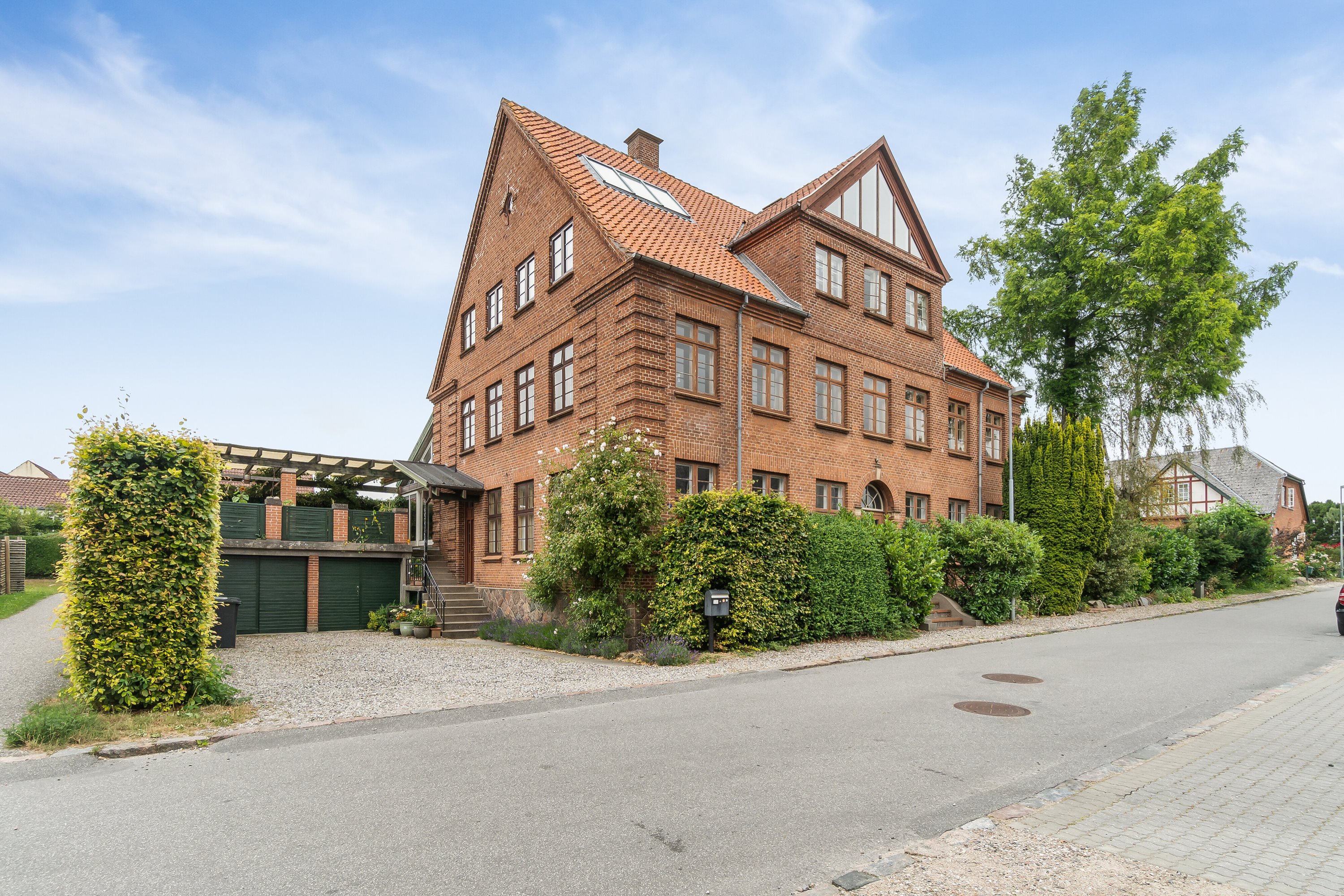 Fremhævet set fra vejen billede i fuldskærmstilstand. Billede af Skolevej 7, Glamsbjerg by, 5620 Glamsbjerg