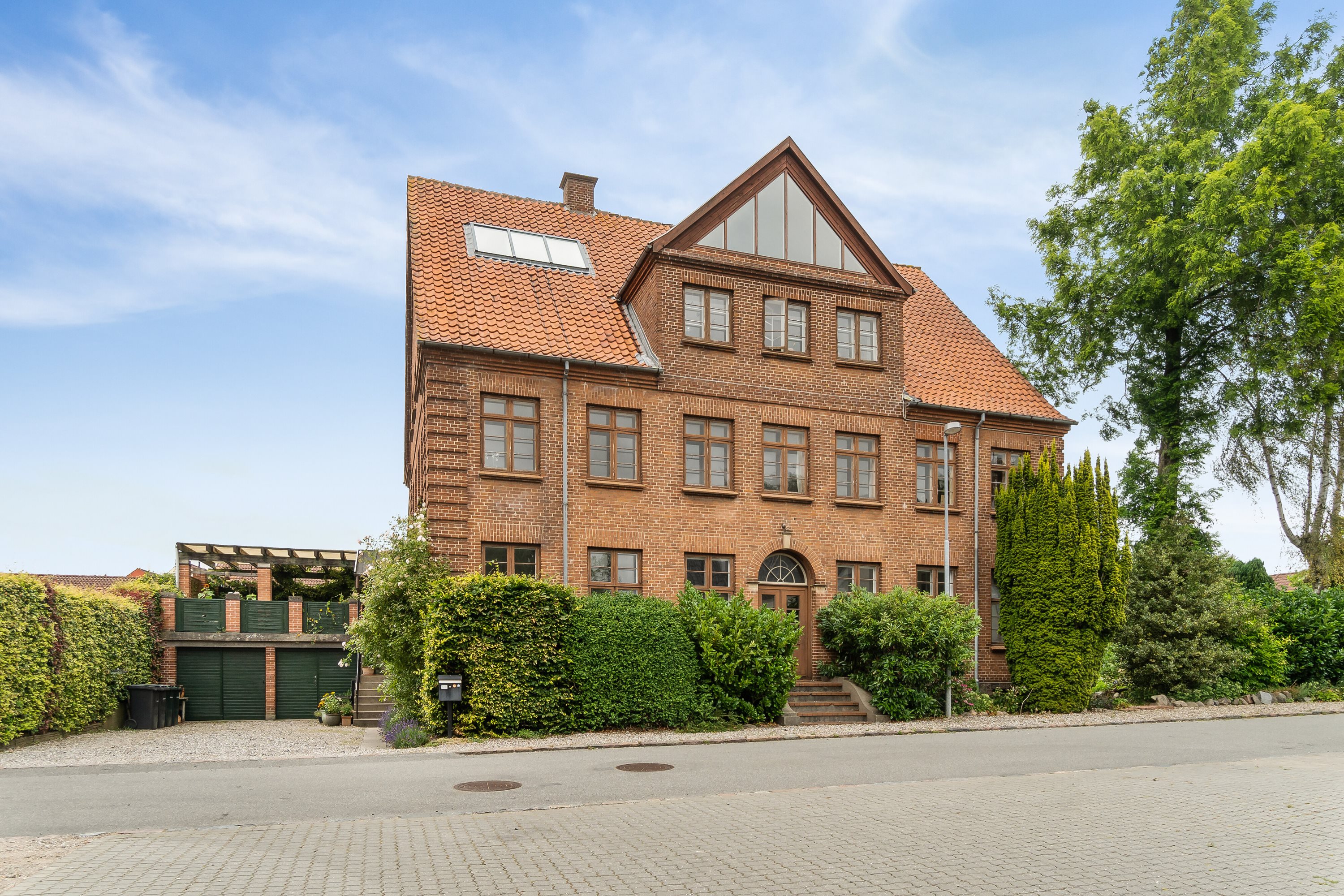 Fremhævet set fra vejen billede i fuldskærmstilstand. Billede af Skolevej 7, Glamsbjerg by, 5620 Glamsbjerg