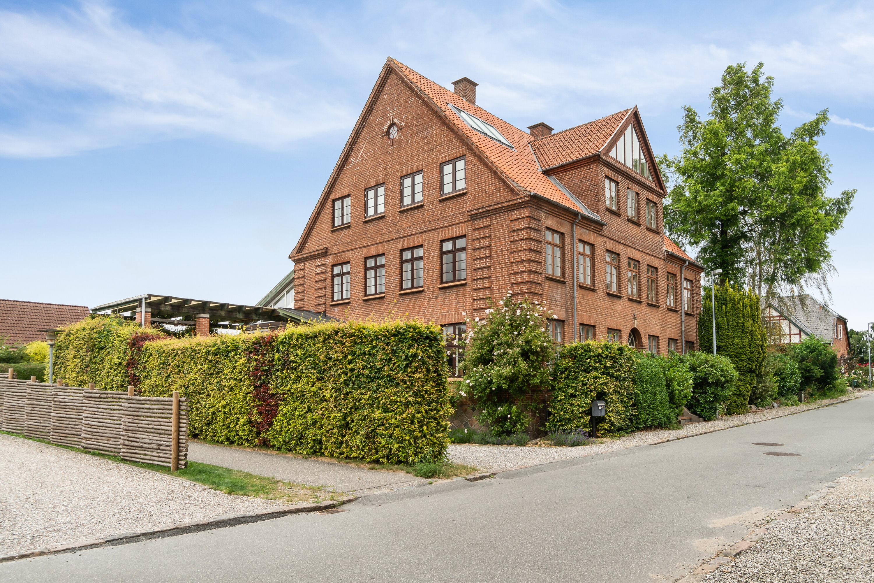 Fremhævet set fra vejen billede i fuldskærmstilstand. Billede af Skolevej 7, Glamsbjerg by, 5620 Glamsbjerg