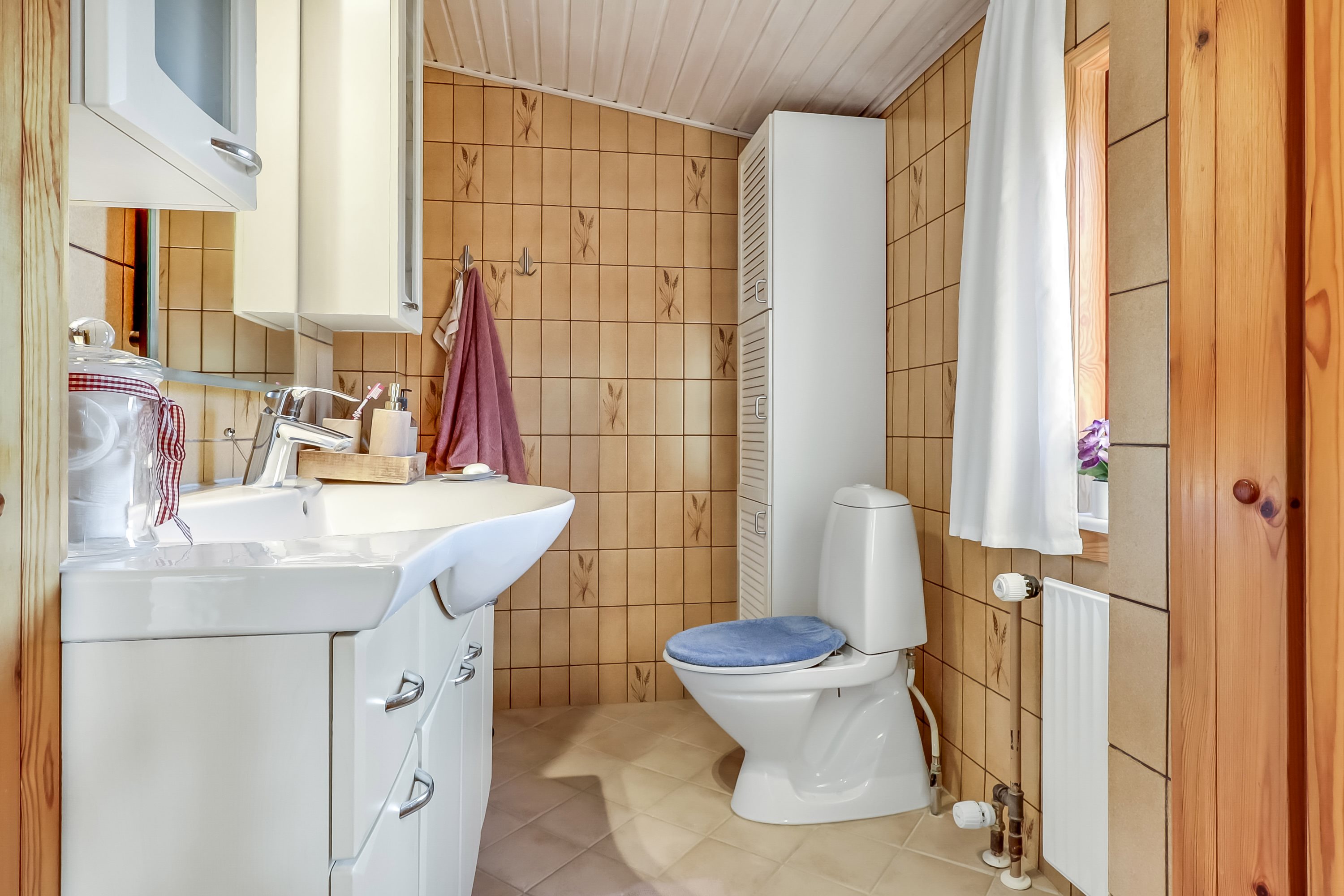 Fremhævet toilet billede i fuldskærmstilstand. Billede af Grønnegaardsvej 1, Sdr Longelse, 5900 Rudkøbing