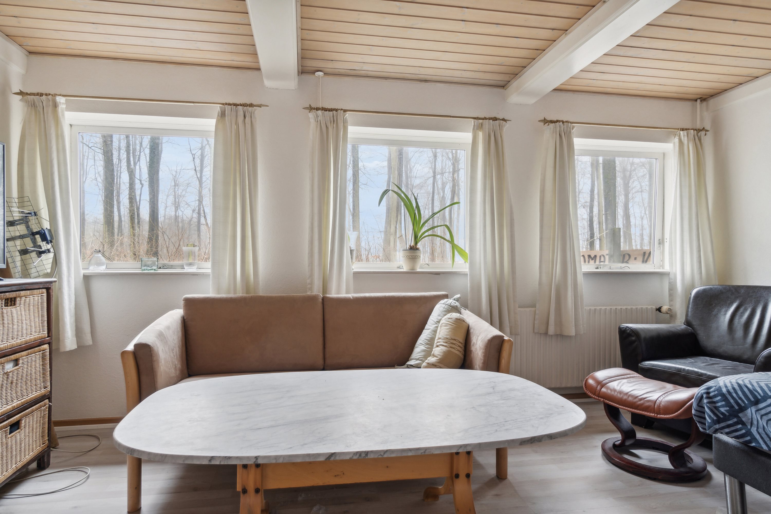 Fremhævet stue billede i fuldskærmstilstand. Billede af Lillemarksvej 33, Bolt Gd Skov, 5750 Ringe