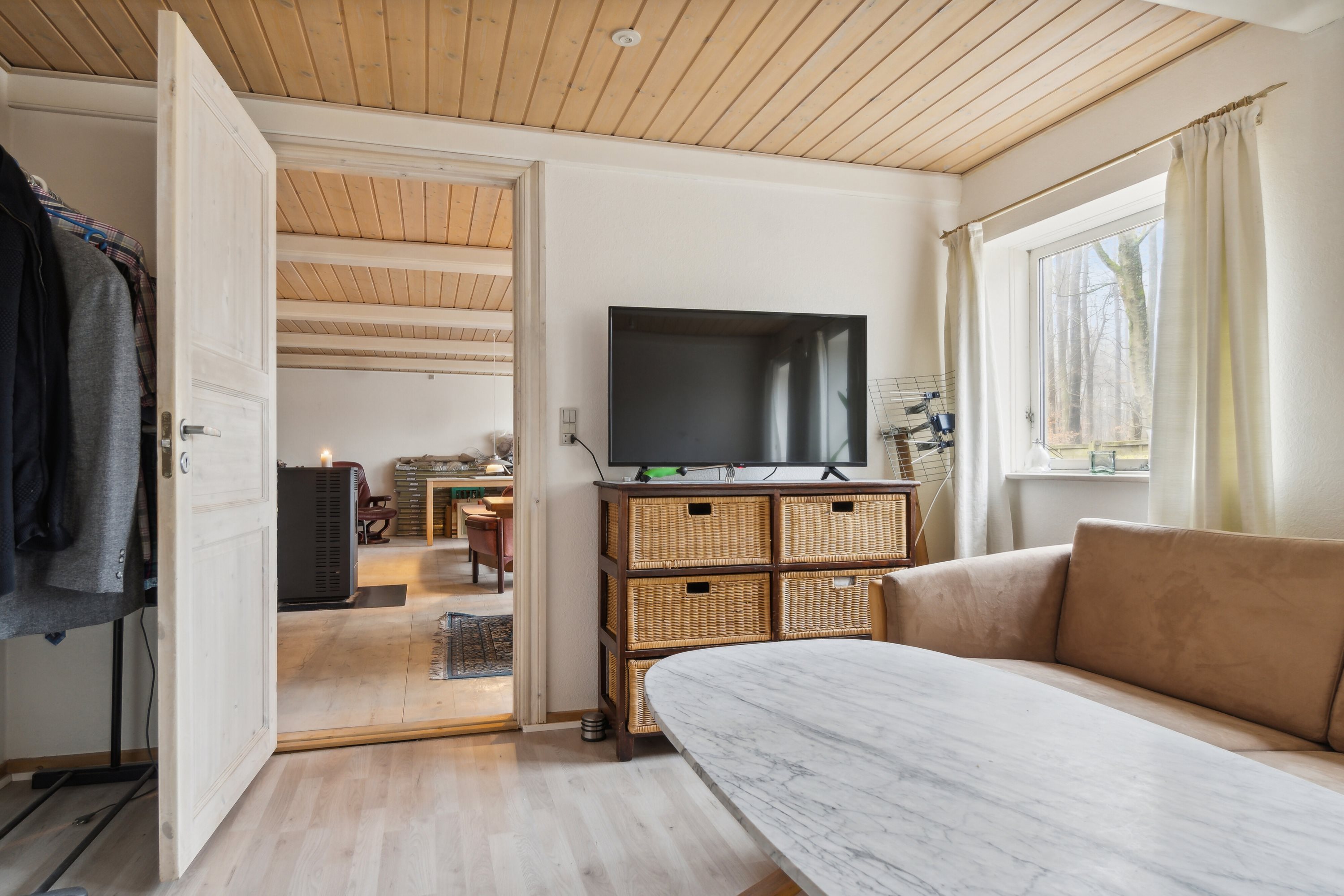 Fremhævet stue billede i fuldskærmstilstand. Billede af Lillemarksvej 33, Bolt Gd Skov, 5750 Ringe