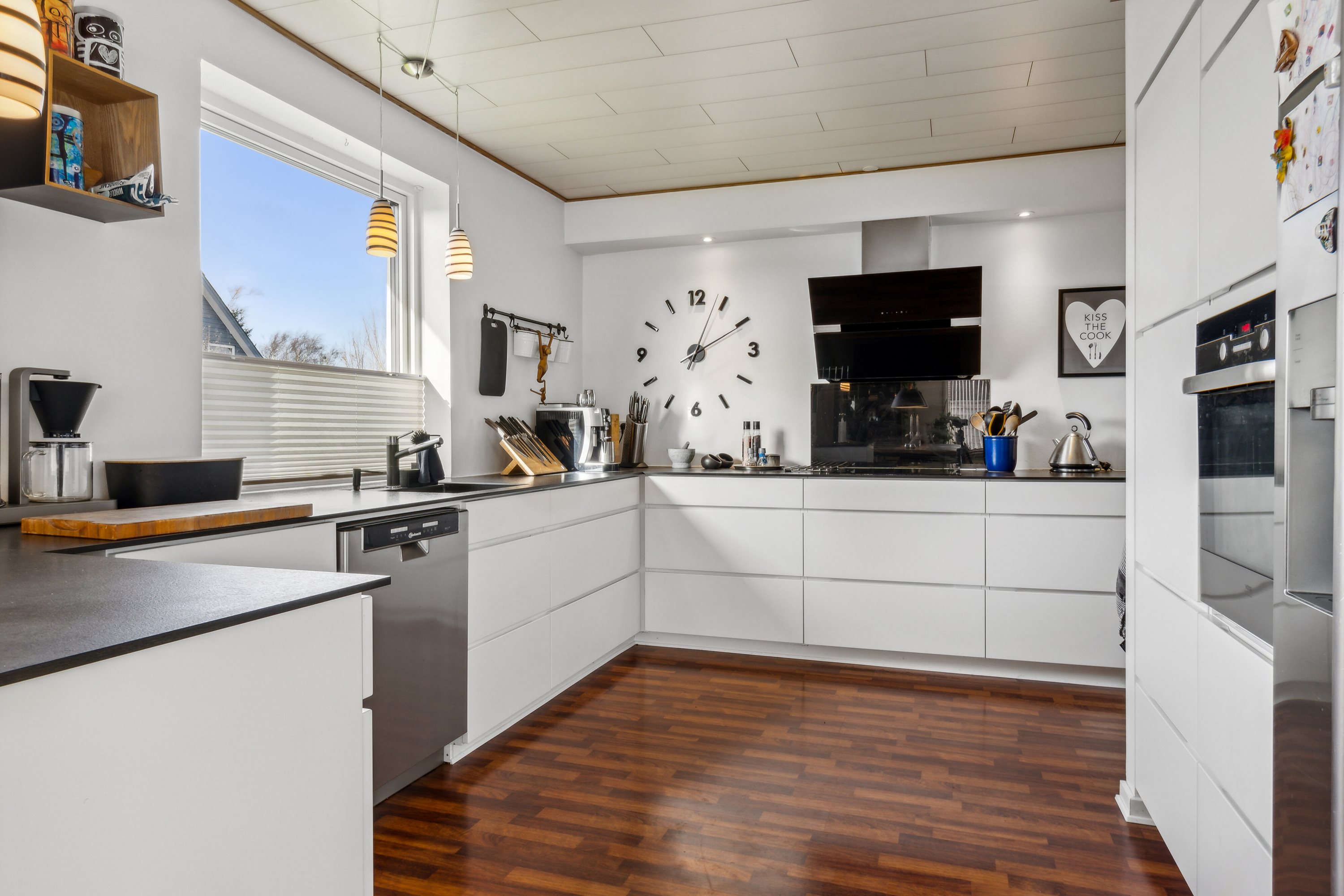 Fremhævet køkken billede i fuldskærmstilstand. Billede af Irisvej 22, 9800 Hjørring