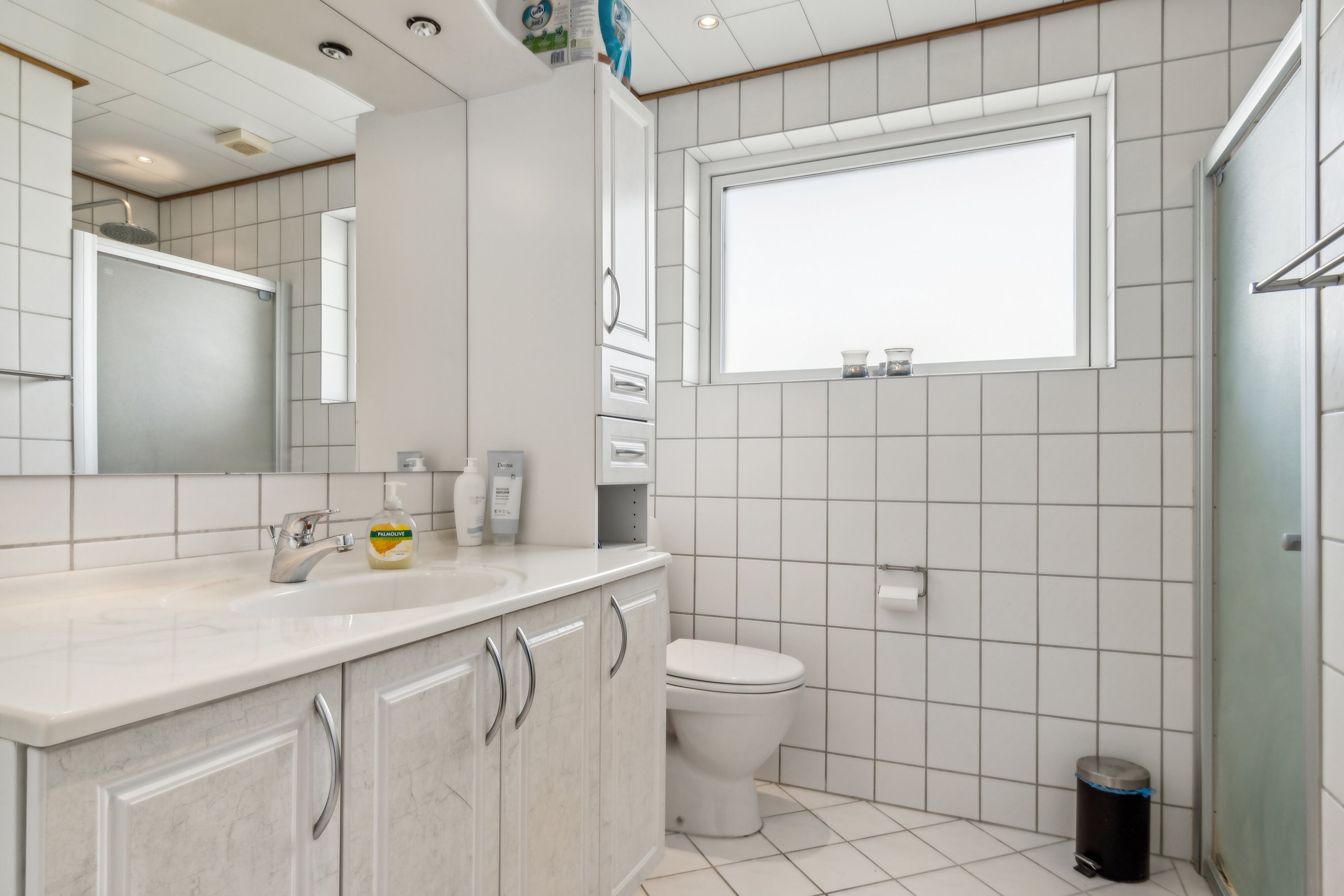 Fremhævet badeværelse billede i fuldskærmstilstand. Billede af Irisvej 22, 9800 Hjørring