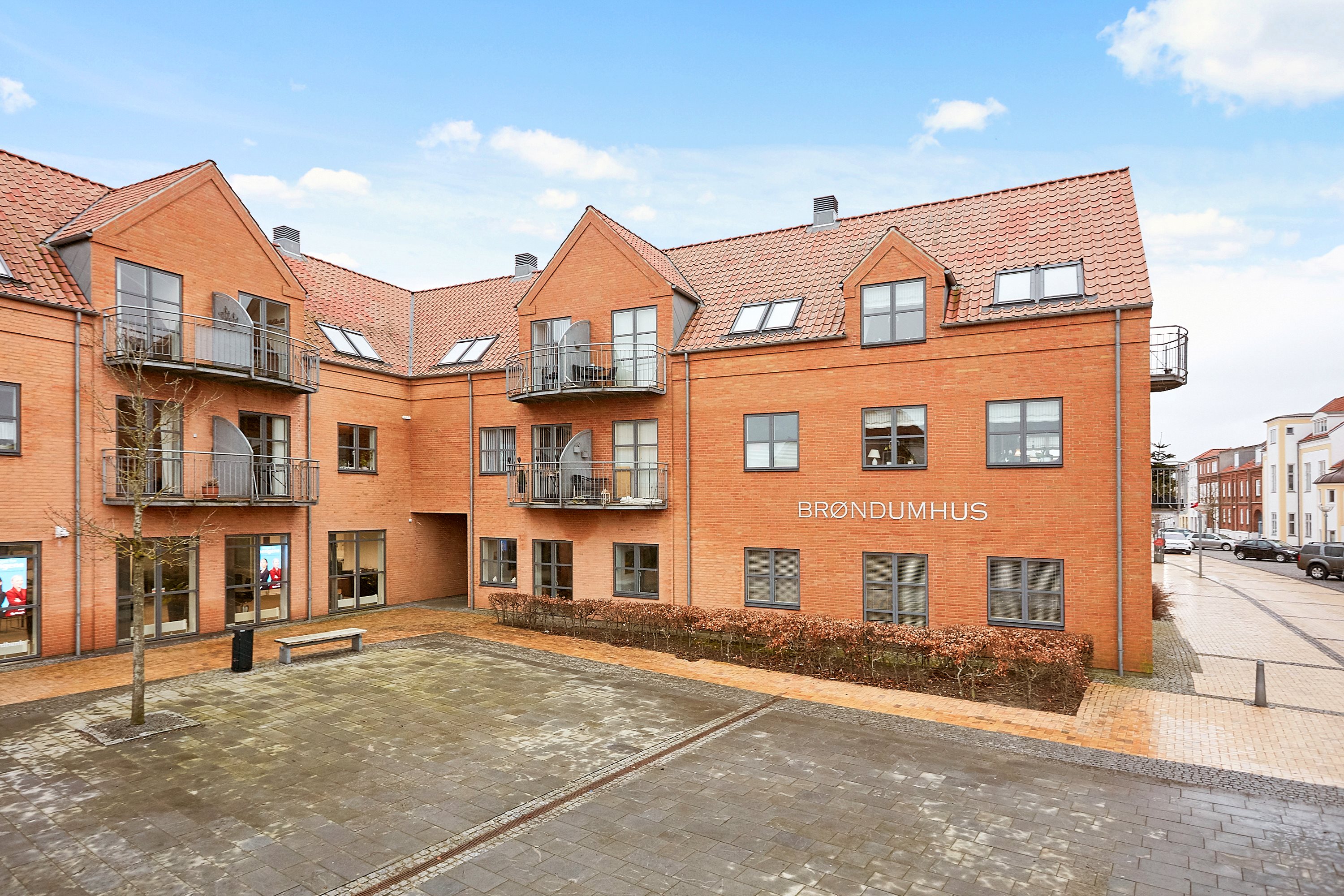 Miniaturebillede 1: ejendommen. Billede af Odelsgade 11D, 1. th., 7130 Juelsminde