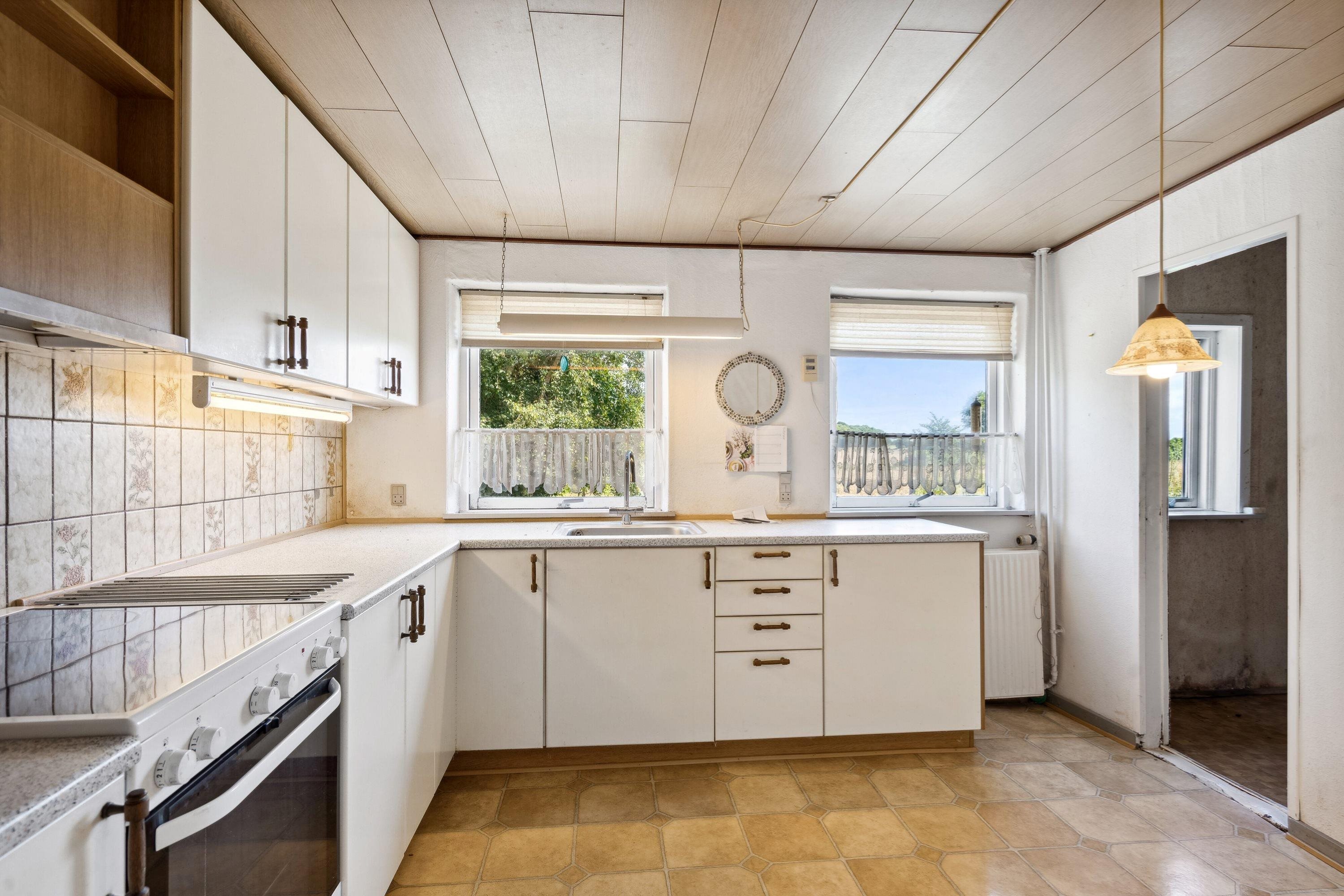 Fremhævet køkken billede i fuldskærmstilstand. Billede af Strandbakken 3, Helnæs, 5631 Ebberup