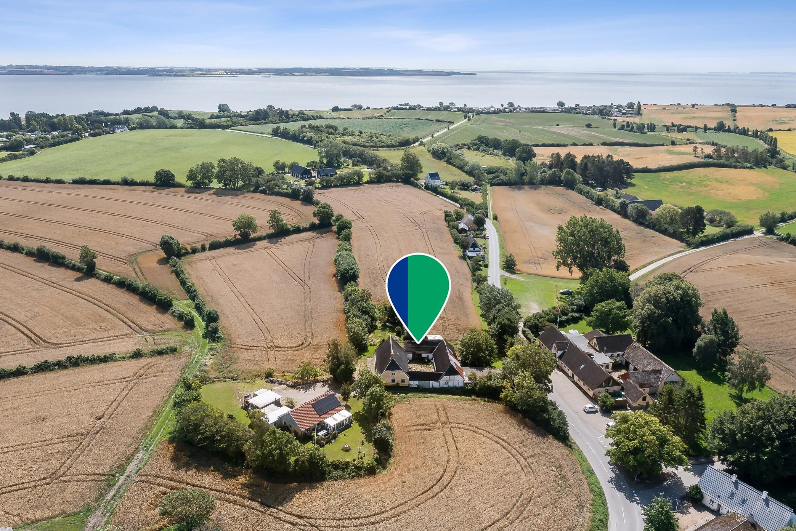 Miniaturebillede 1: ejendommen. Billede af Strandbakken 3, Helnæs, 5631 Ebberup