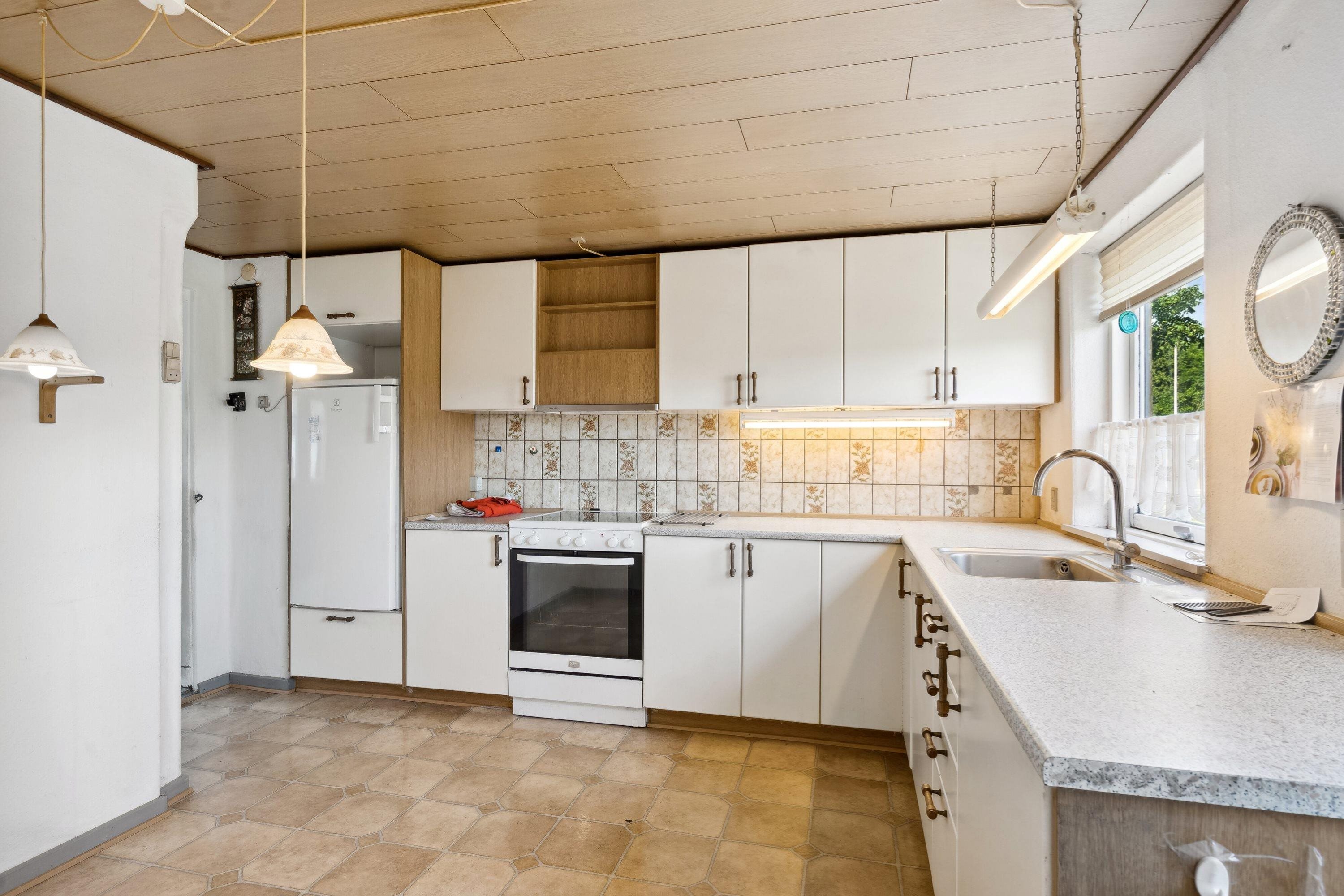 Fremhævet køkken billede i fuldskærmstilstand. Billede af Strandbakken 3, Helnæs, 5631 Ebberup