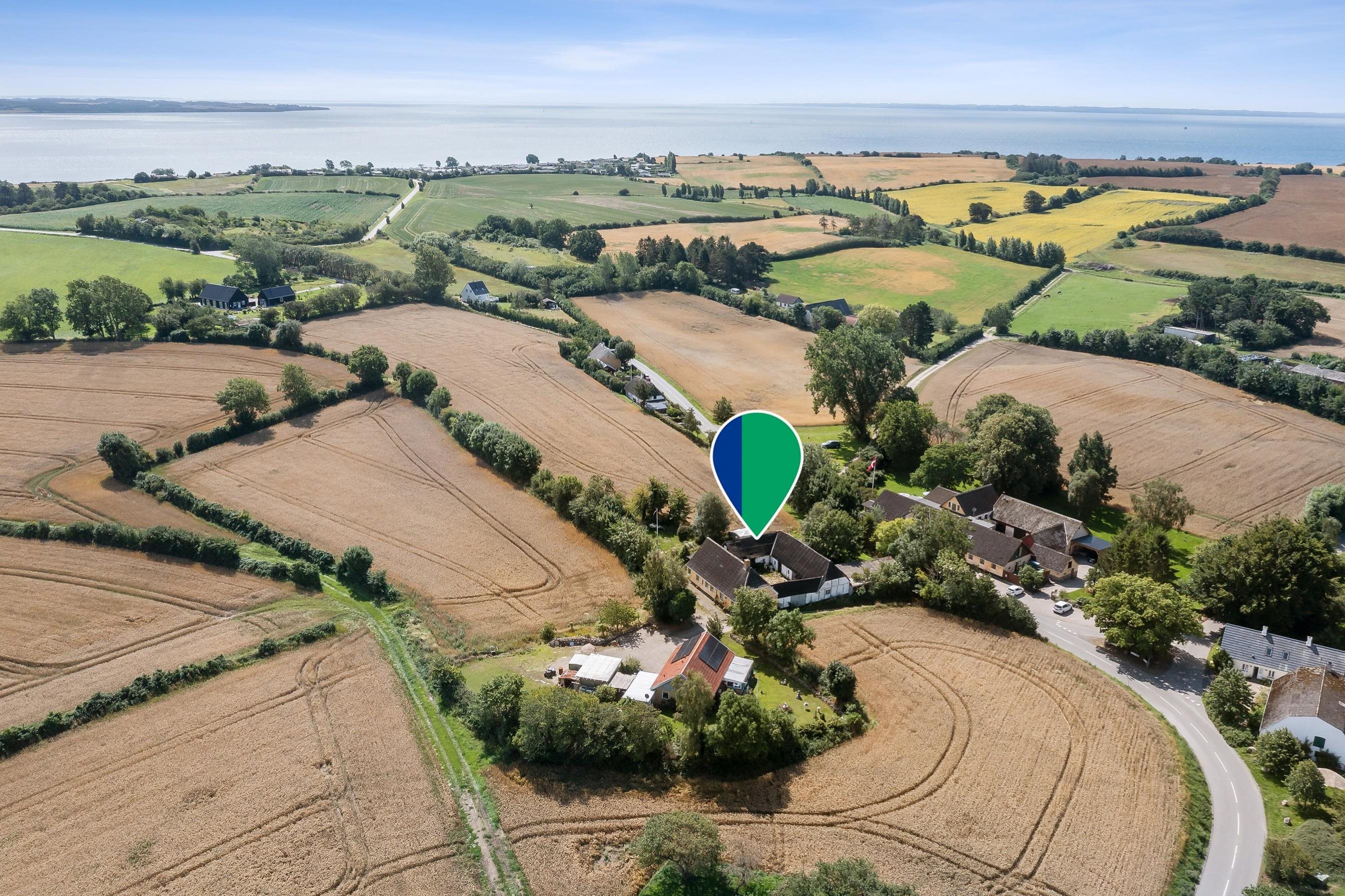 Fremhævet ejendommen billede i fuldskærmstilstand. Billede af Strandbakken 3, Helnæs, 5631 Ebberup