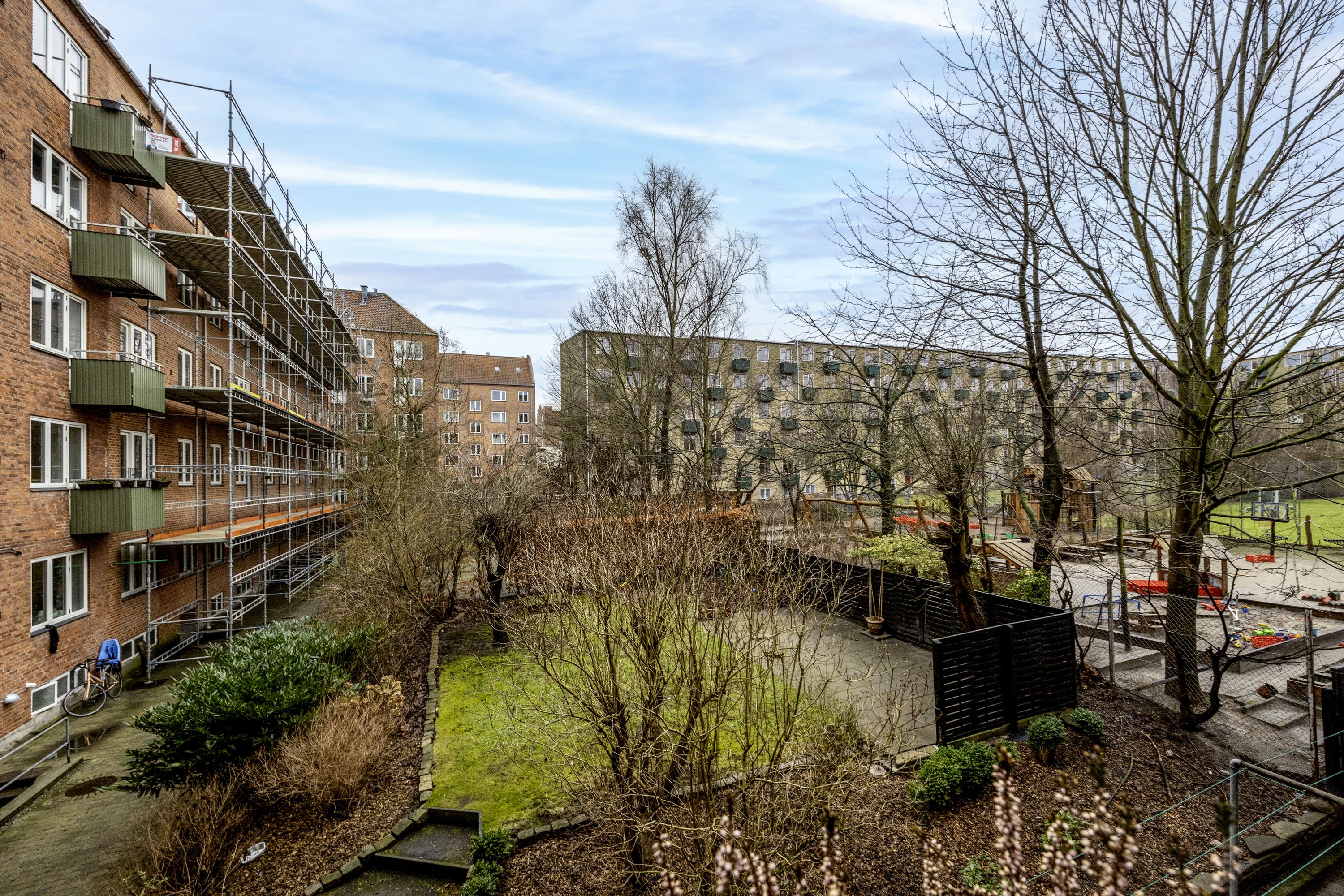 Fremhævet gårdmiljø billede i fuldskærmstilstand. Billede af Landfogedvej 7, 1. tv., 2400 København NV