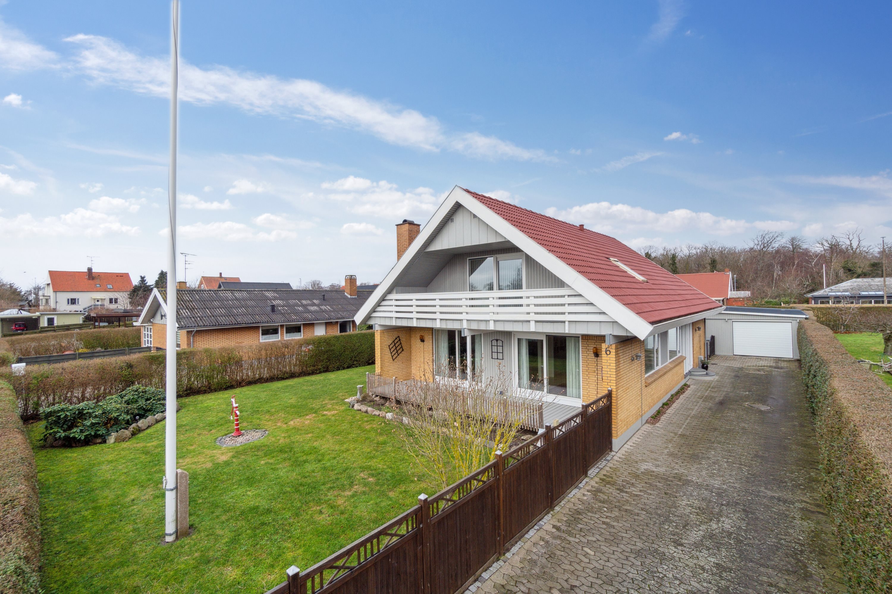 Fremhævet set fra vejen billede i fuldskærmstilstand. Billede af Syrenvej 6, 3700 Rønne