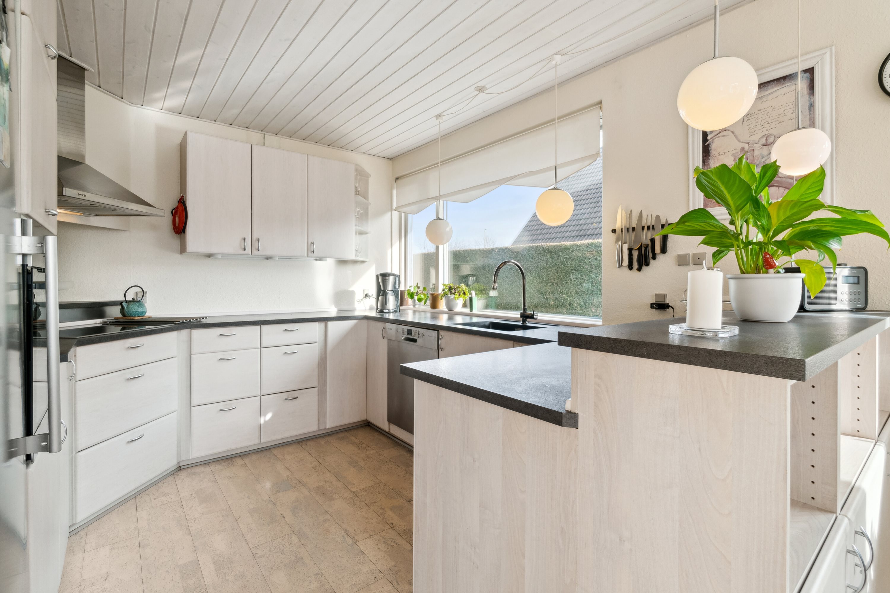 Fremhævet køkken billede i fuldskærmstilstand. Billede af Syrenvej 6, 3700 Rønne