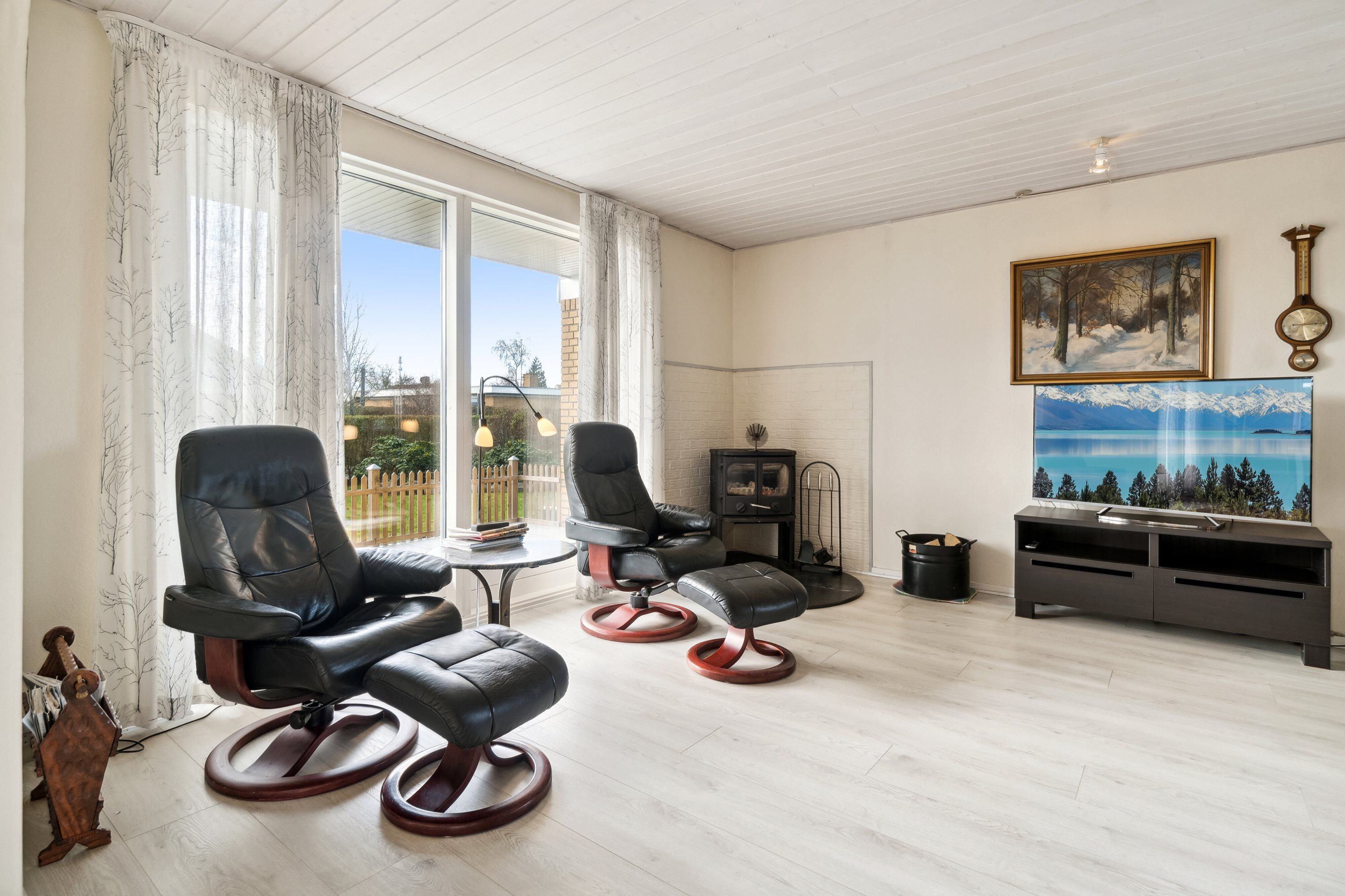 Fremhævet stue billede i fuldskærmstilstand. Billede af Syrenvej 6, 3700 Rønne