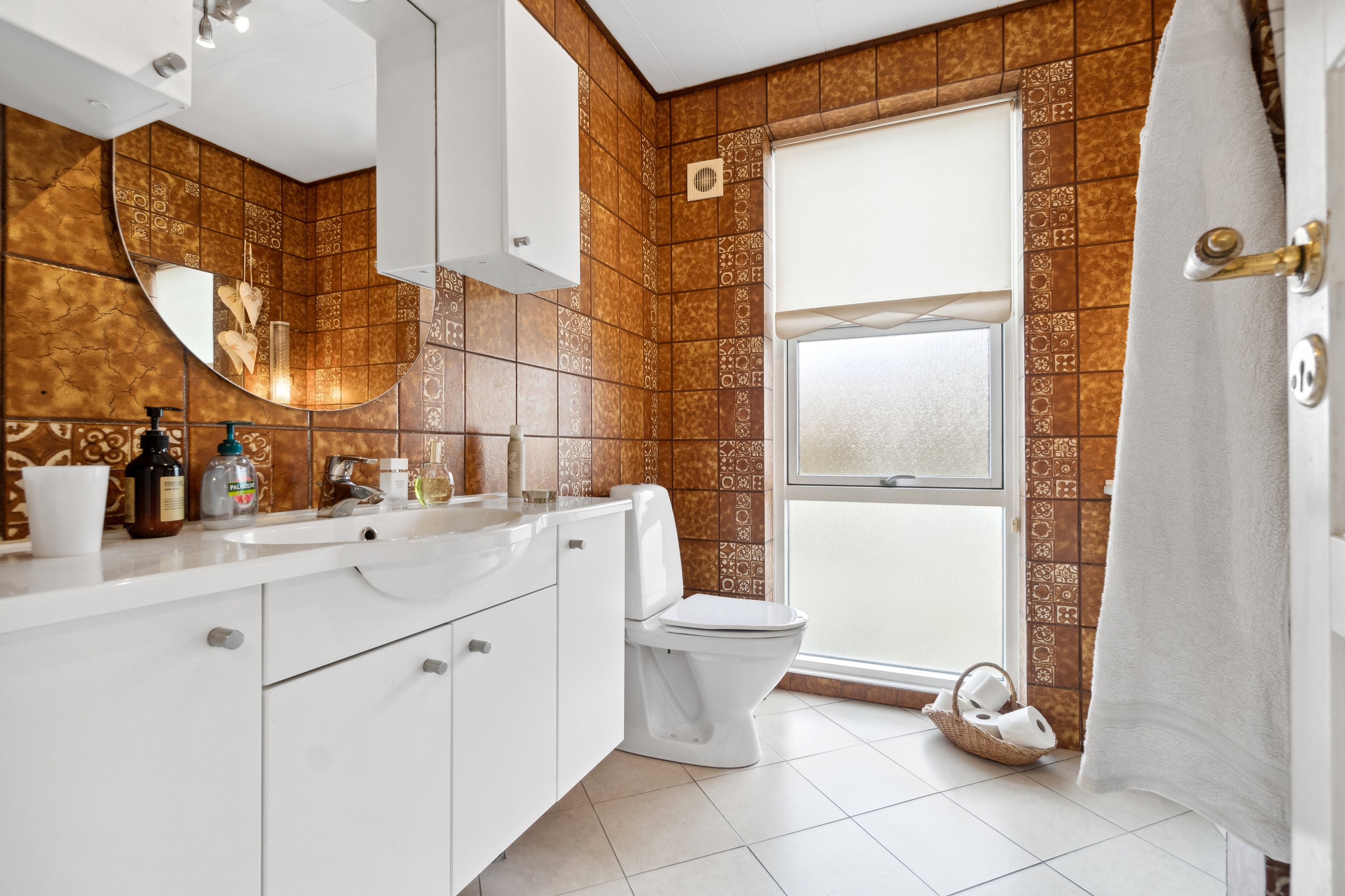 Fremhævet badeværelse billede i fuldskærmstilstand. Billede af Syrenvej 6, 3700 Rønne