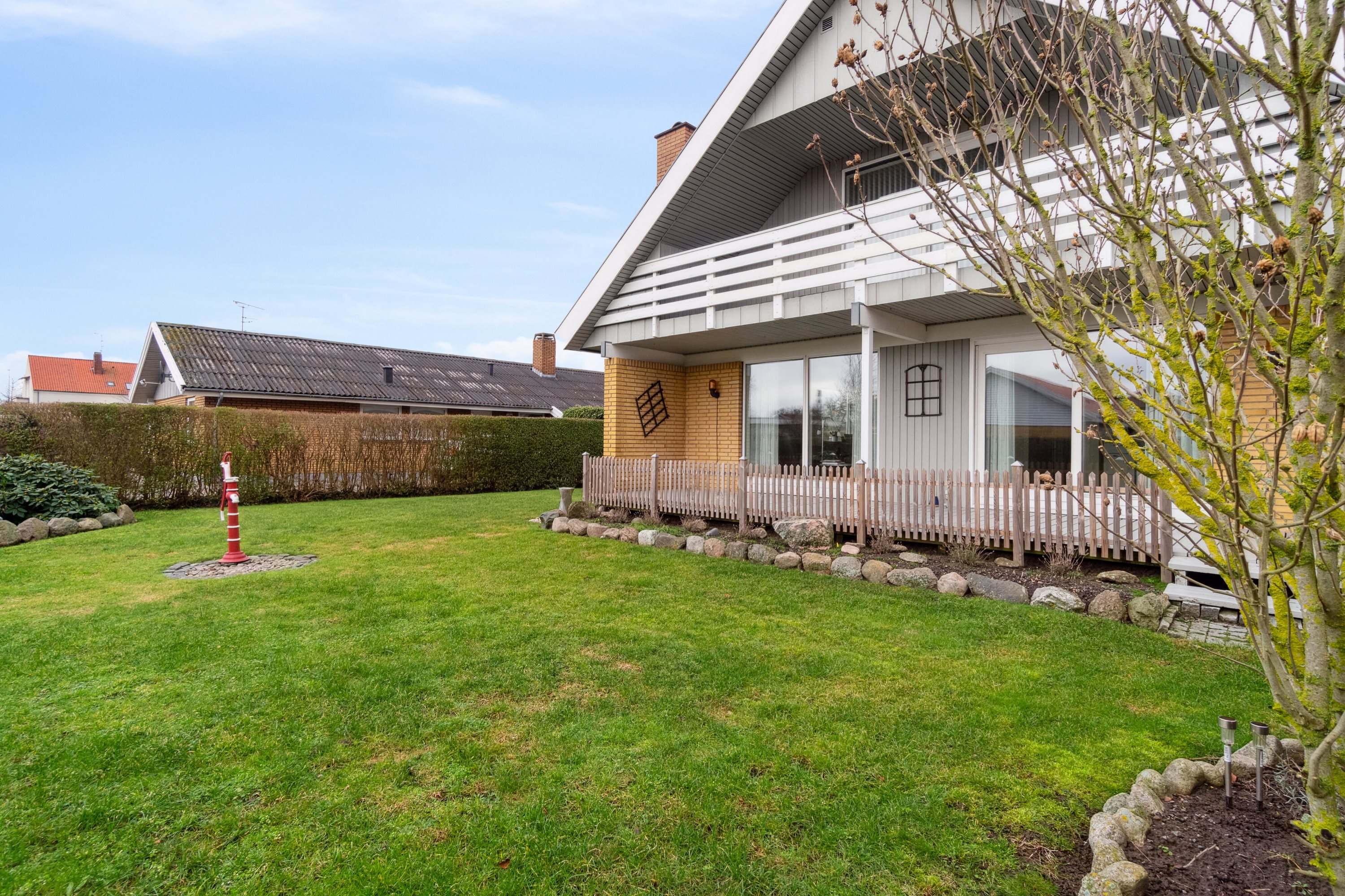 Fremhævet set fra haven billede i fuldskærmstilstand. Billede af Syrenvej 6, 3700 Rønne