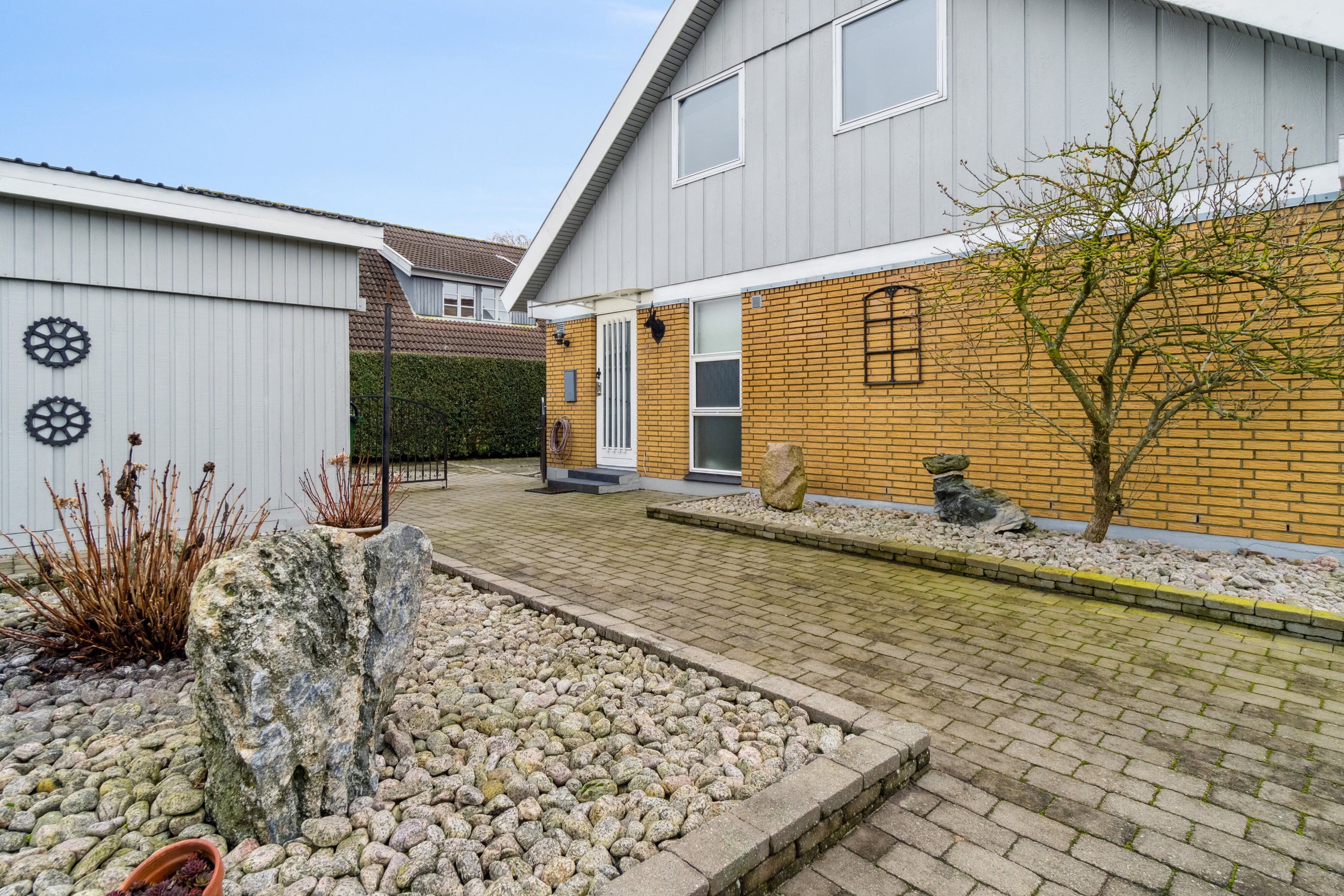 Fremhævet udendørs billede i fuldskærmstilstand. Billede af Syrenvej 6, 3700 Rønne