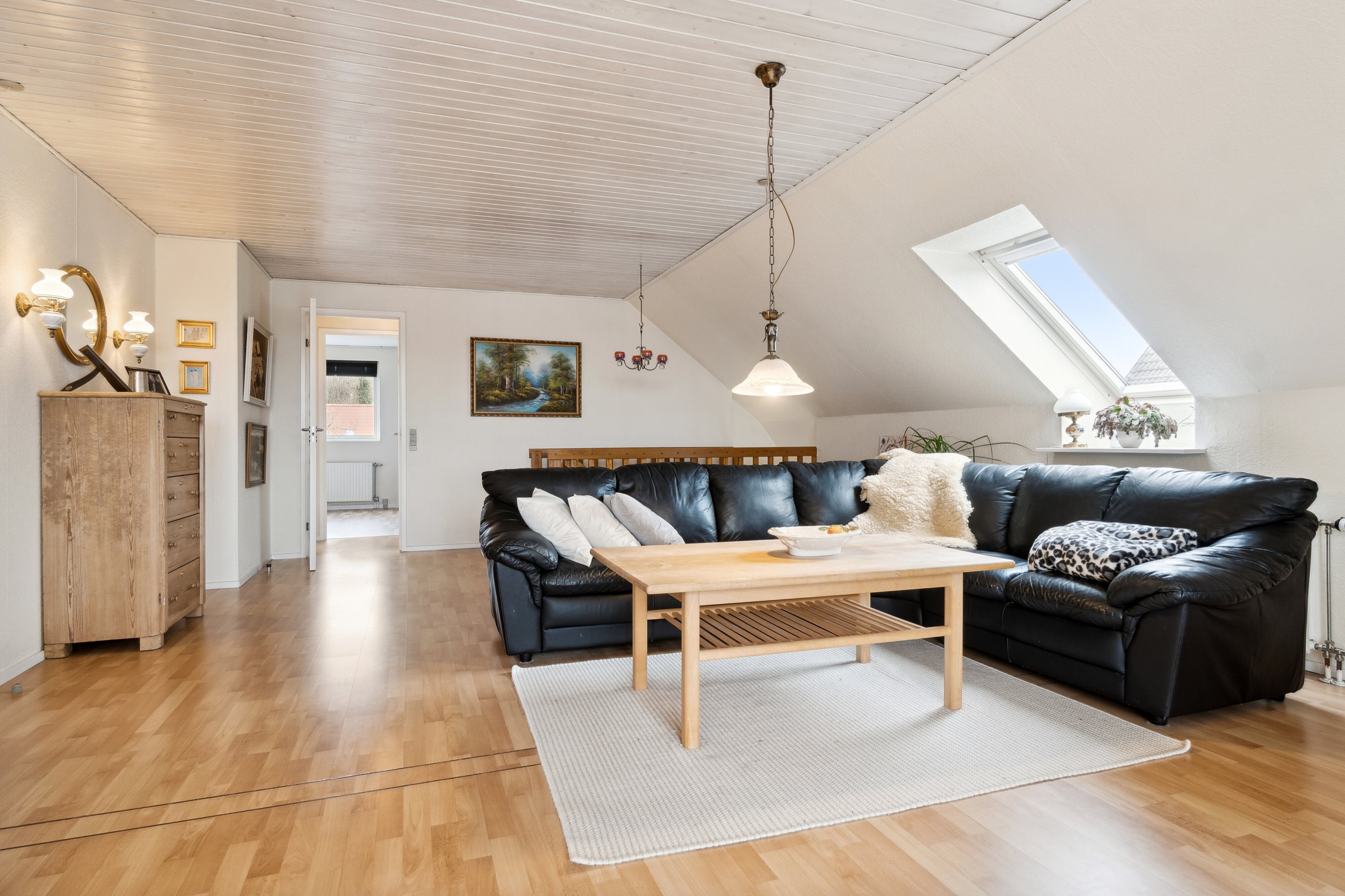 Fremhævet stue billede i fuldskærmstilstand. Billede af Syrenvej 6, 3700 Rønne