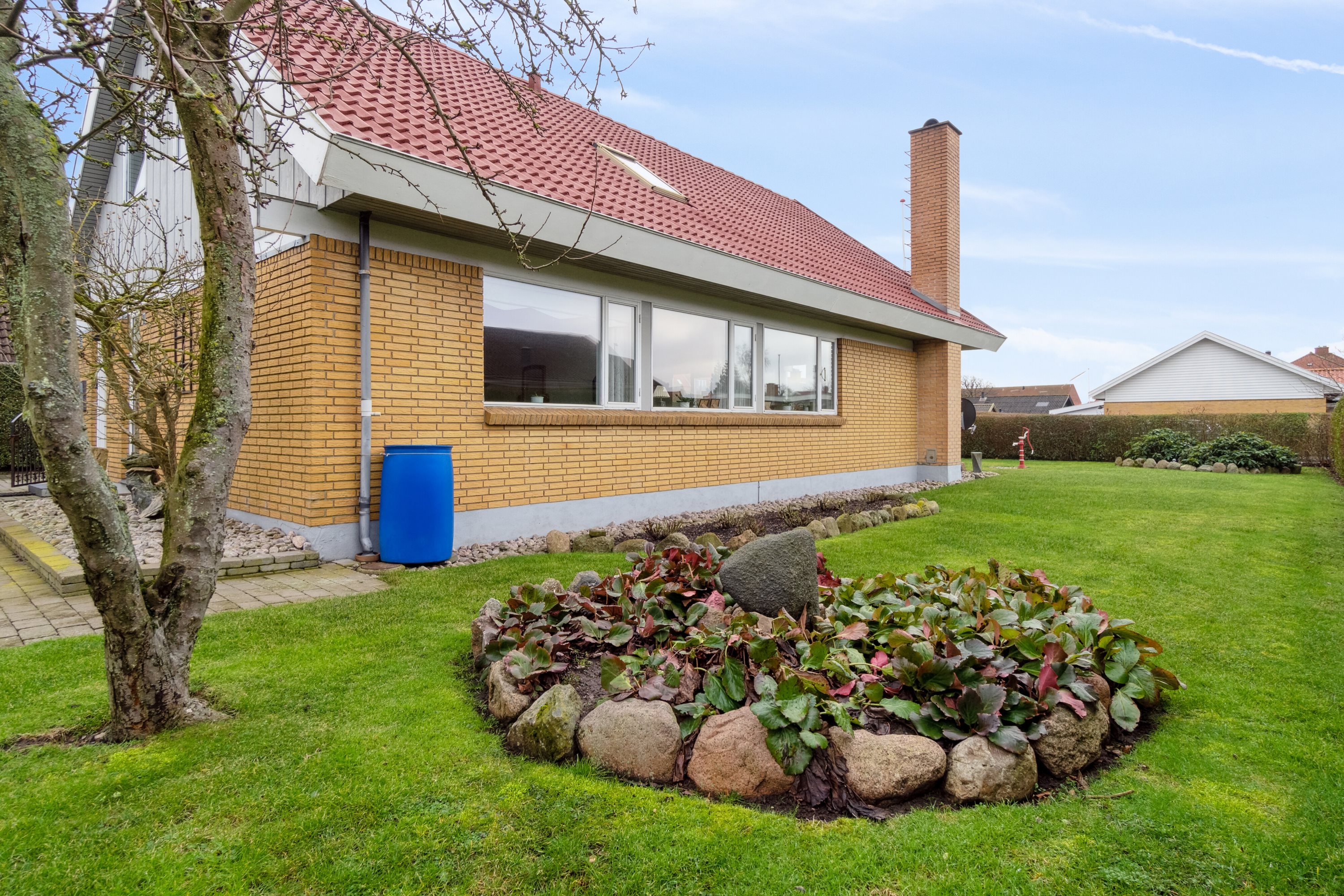 Fremhævet set fra haven billede i fuldskærmstilstand. Billede af Syrenvej 6, 3700 Rønne