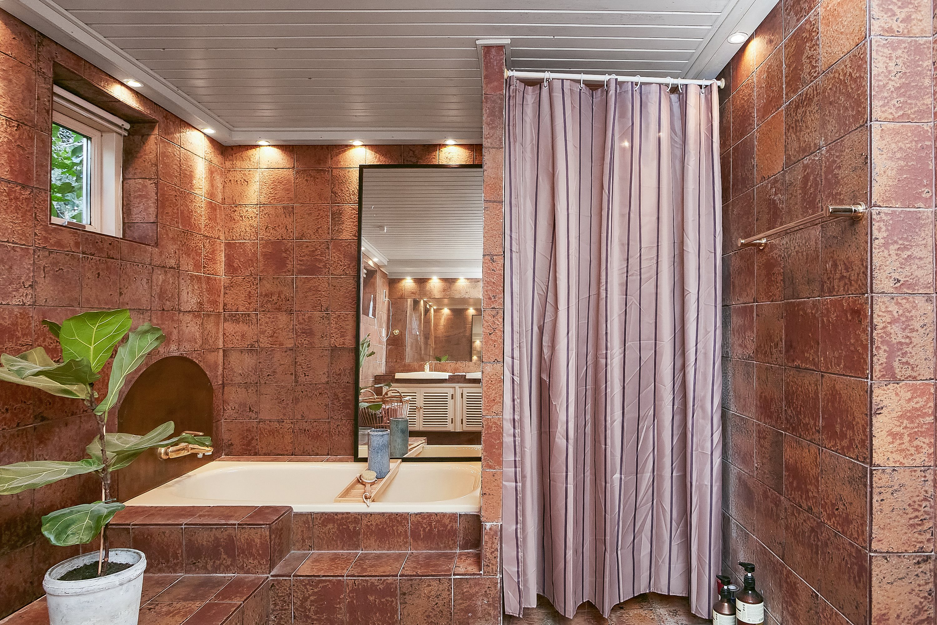 Fremhævet badeværelse billede i fuldskærmstilstand. Billede af Juelsgade 29, 7130 Juelsminde