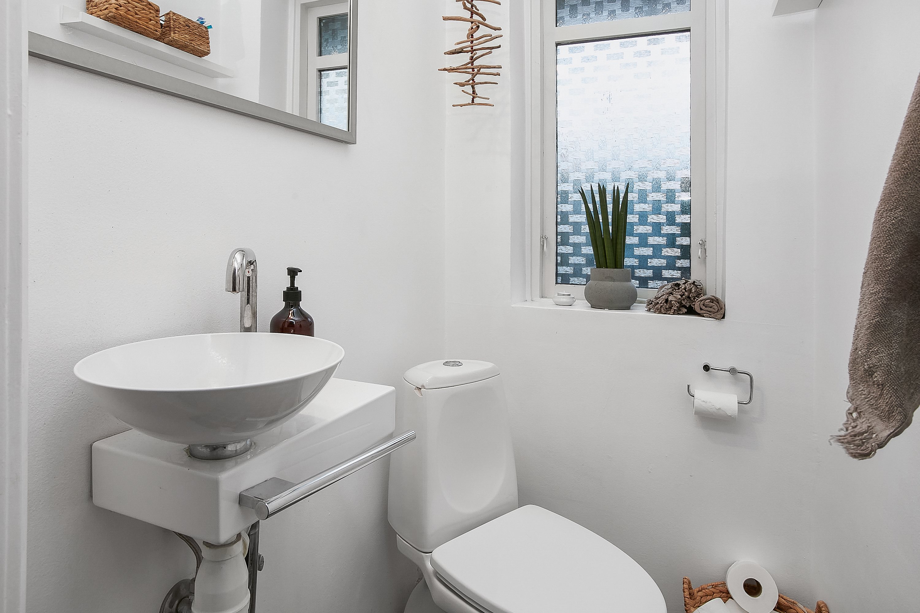 Fremhævet toilet billede i fuldskærmstilstand. Billede af Juelsgade 29, 7130 Juelsminde