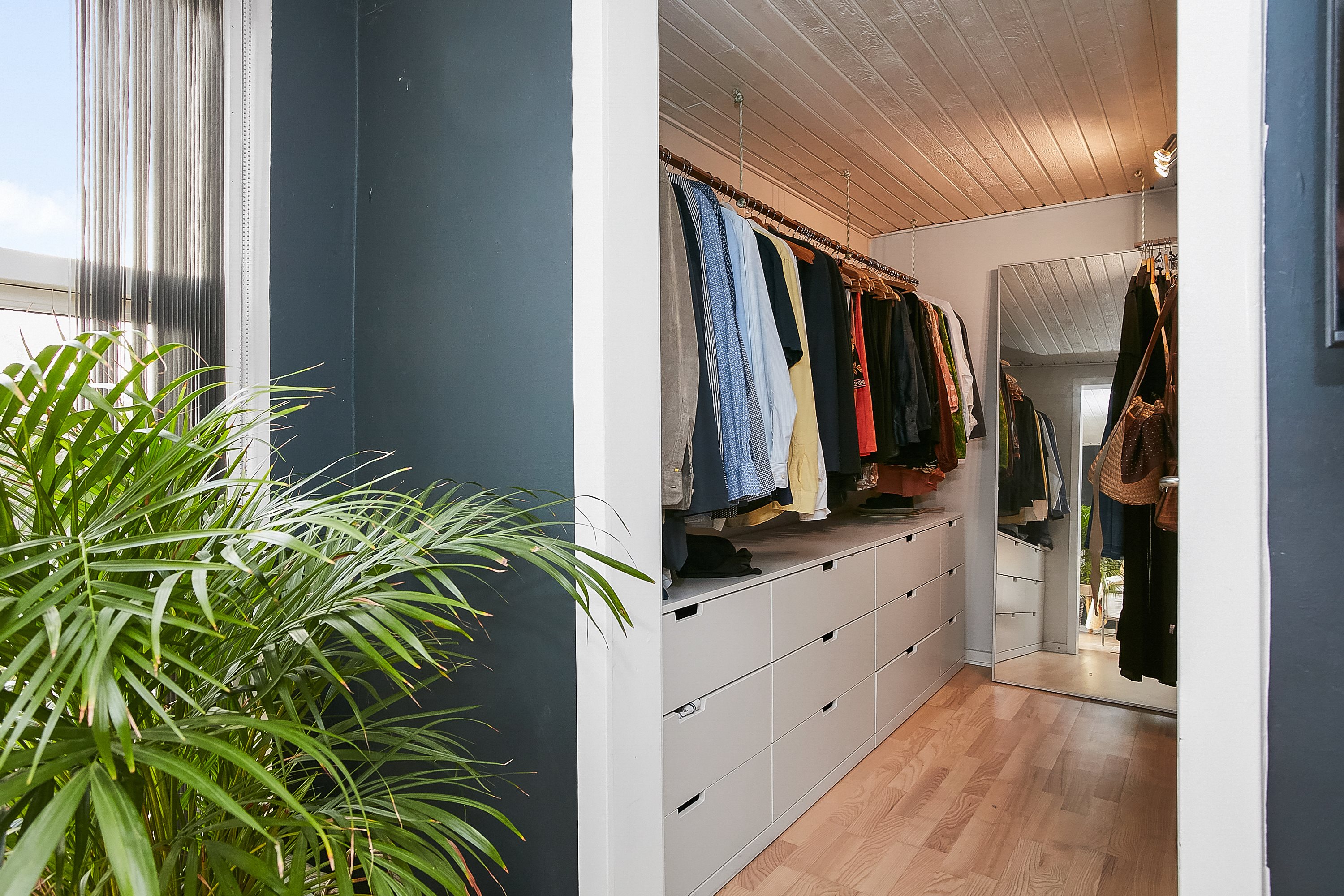 Fremhævet walkin closet billede i fuldskærmstilstand. Billede af Juelsgade 29, 7130 Juelsminde